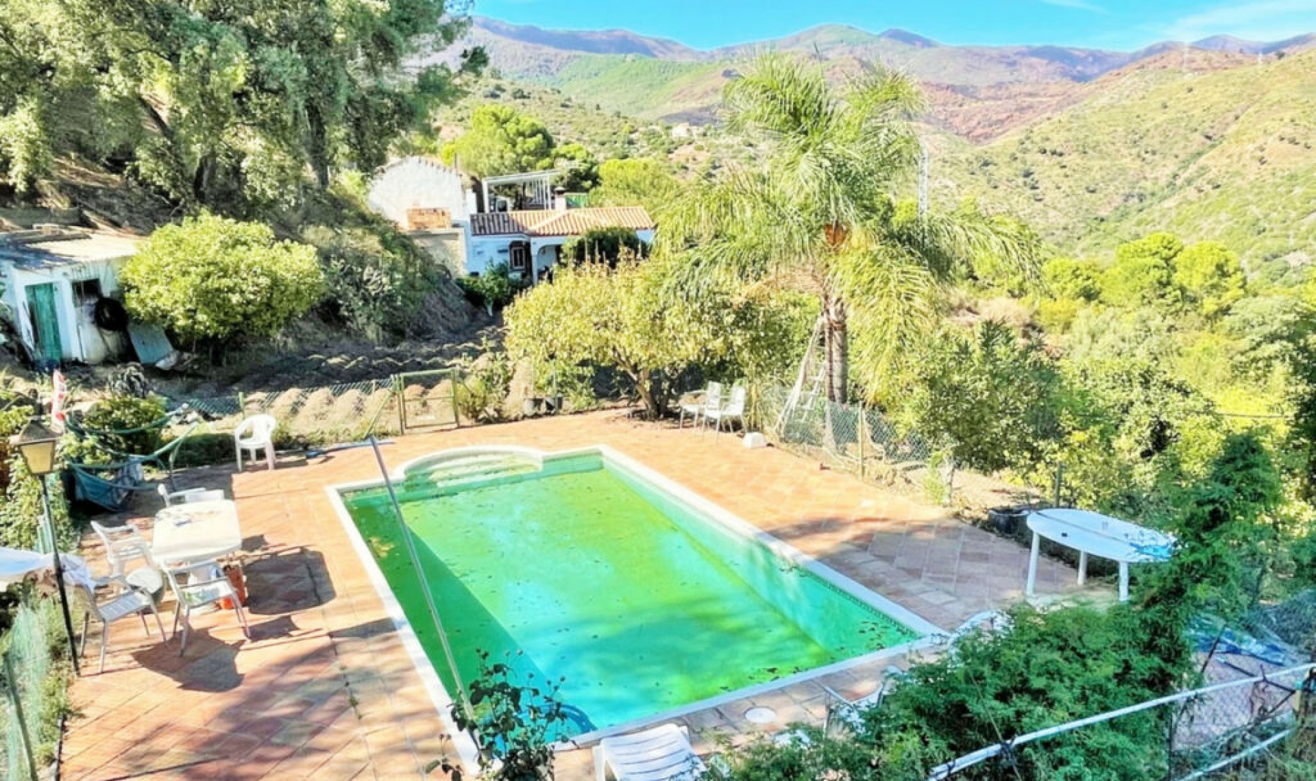Resale - House -
Estepona