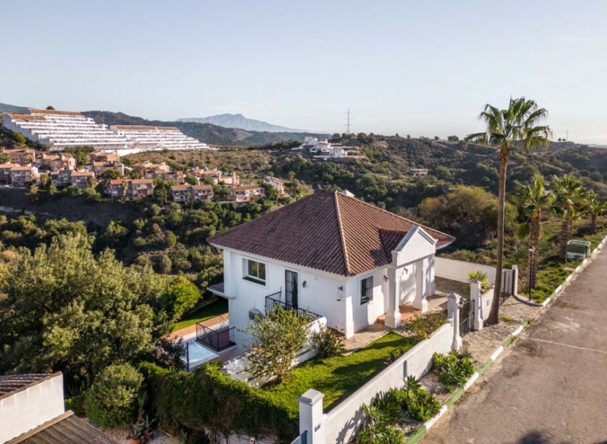 Resale - House -
Estepona