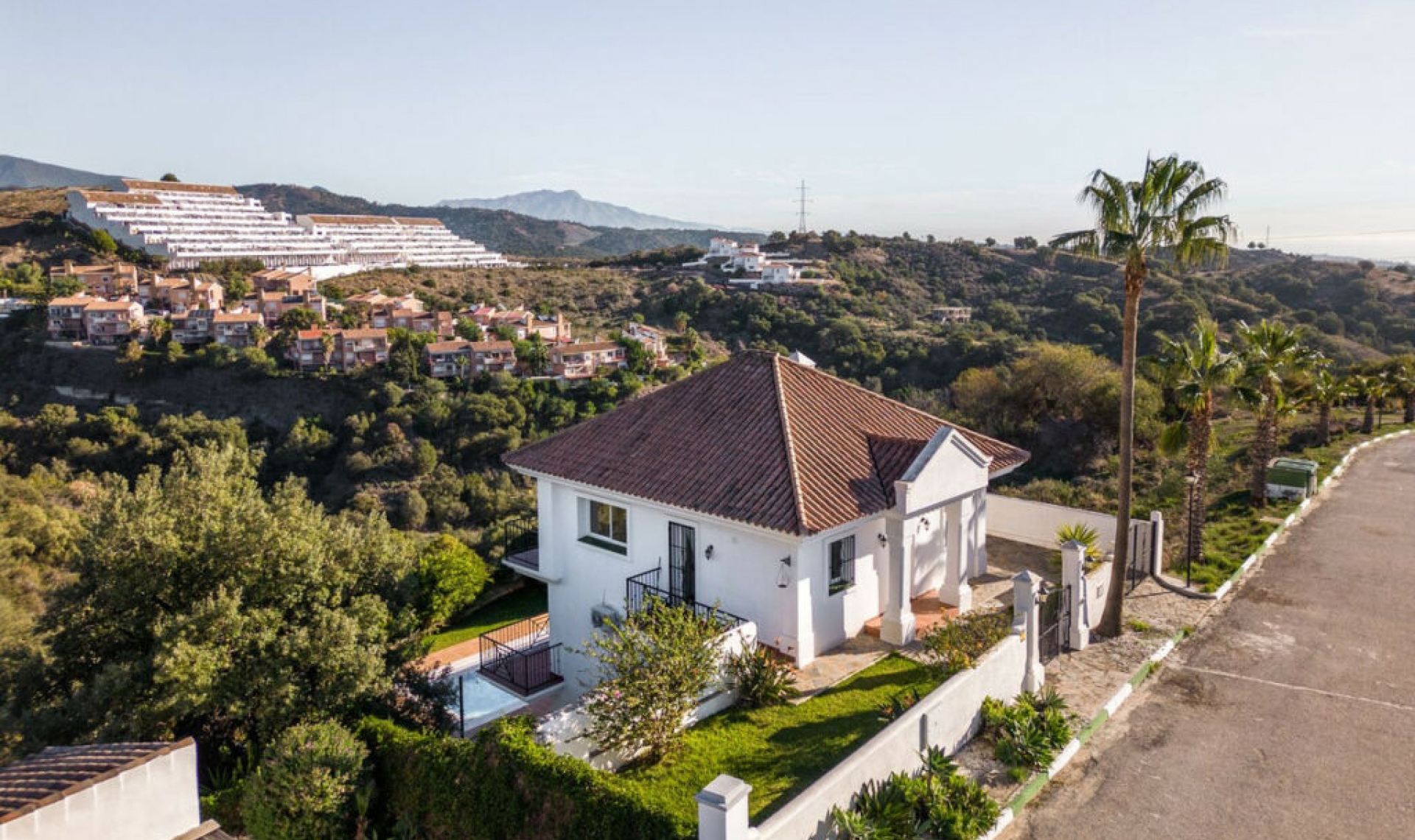 Resale - House -
Estepona
