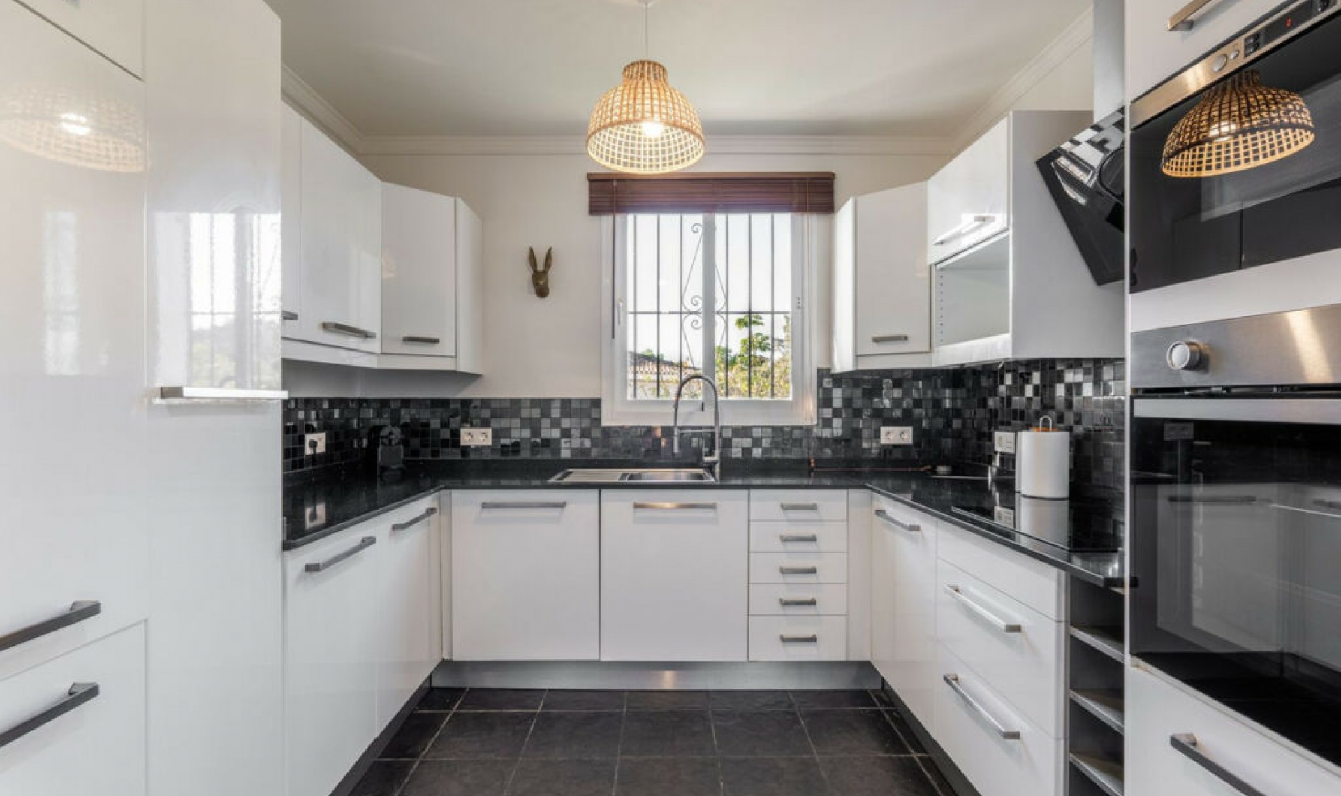 Resale - House -
Estepona