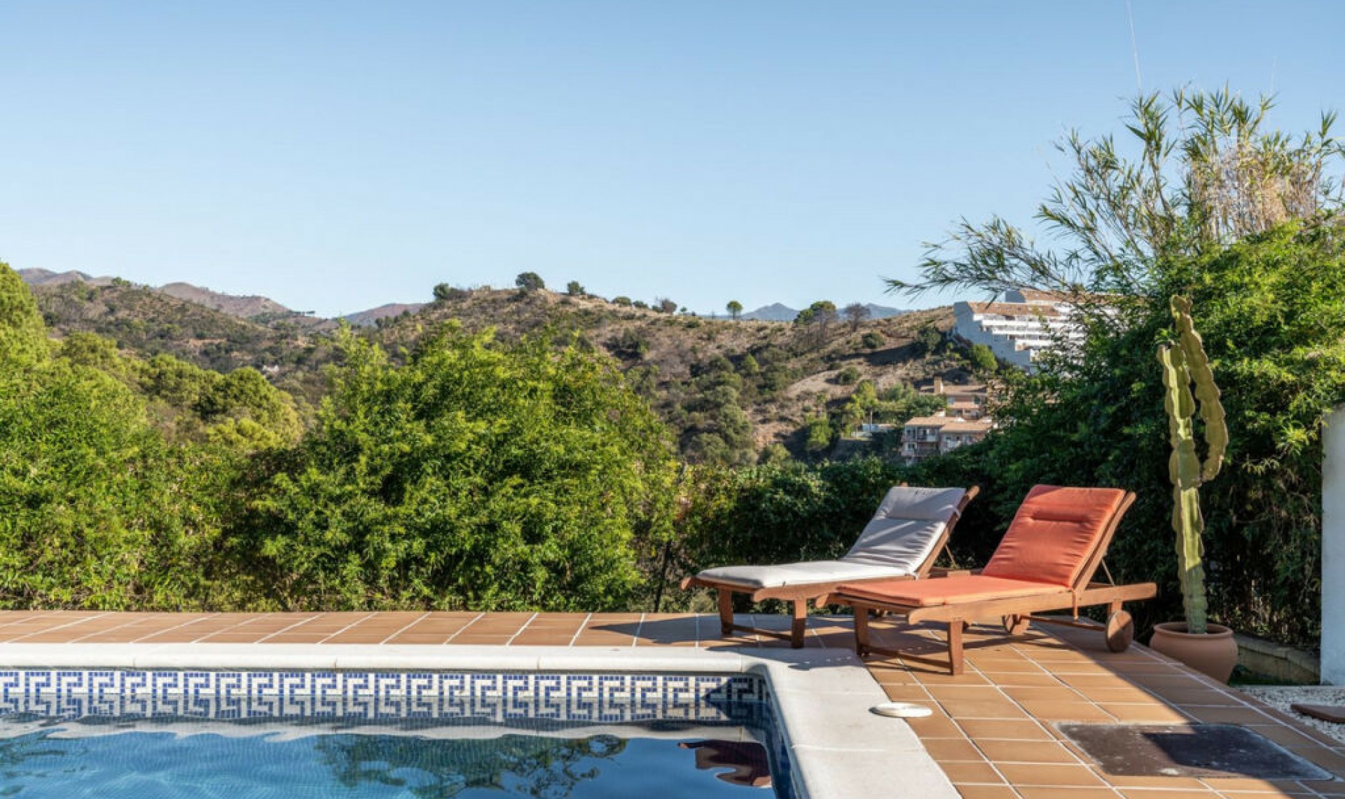 Resale - House -
Estepona