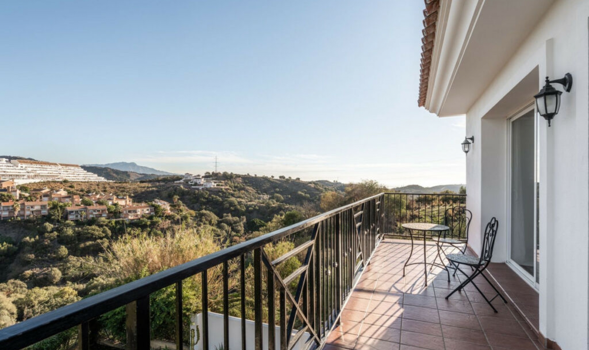 Resale - House -
Estepona