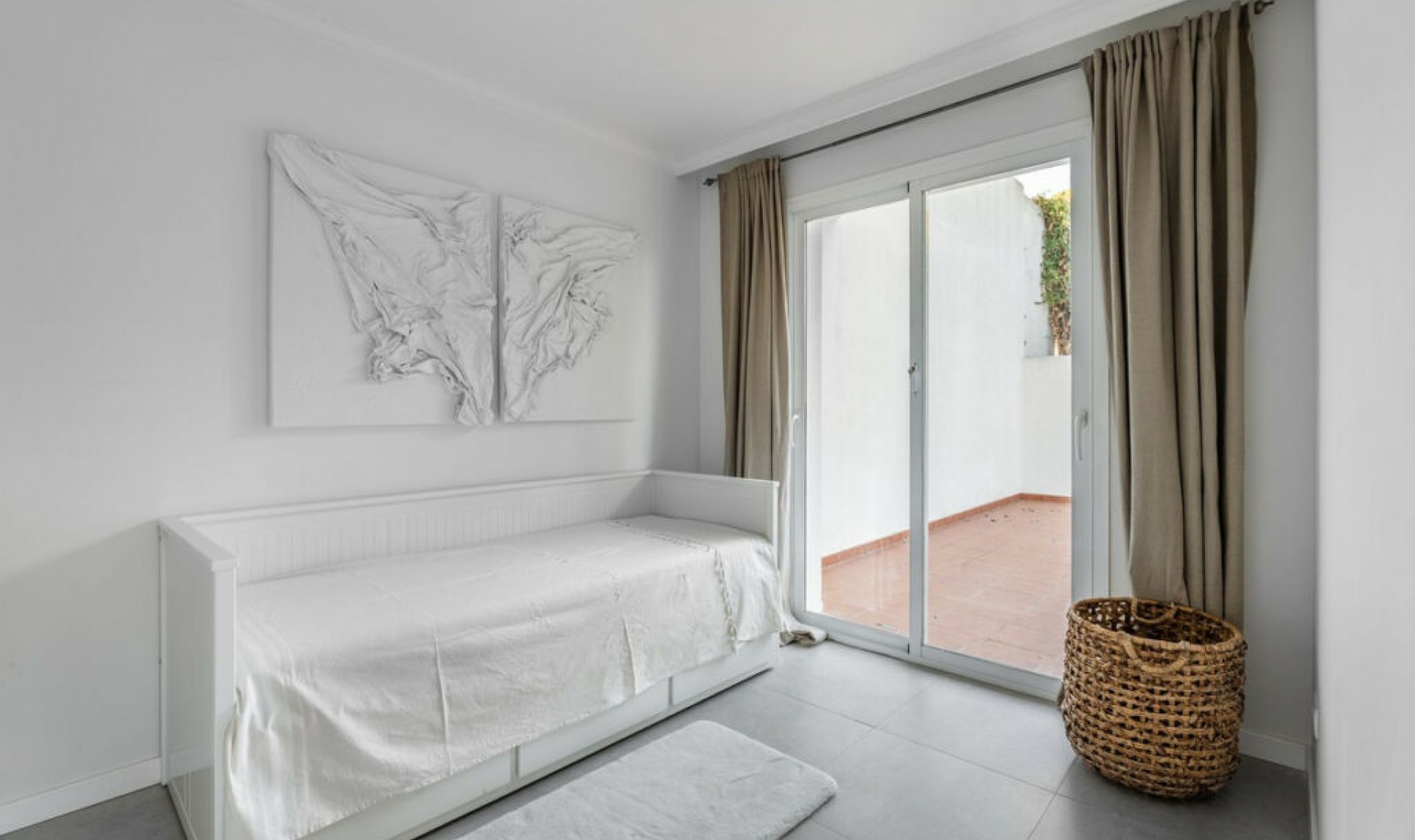 Resale - House -
Estepona