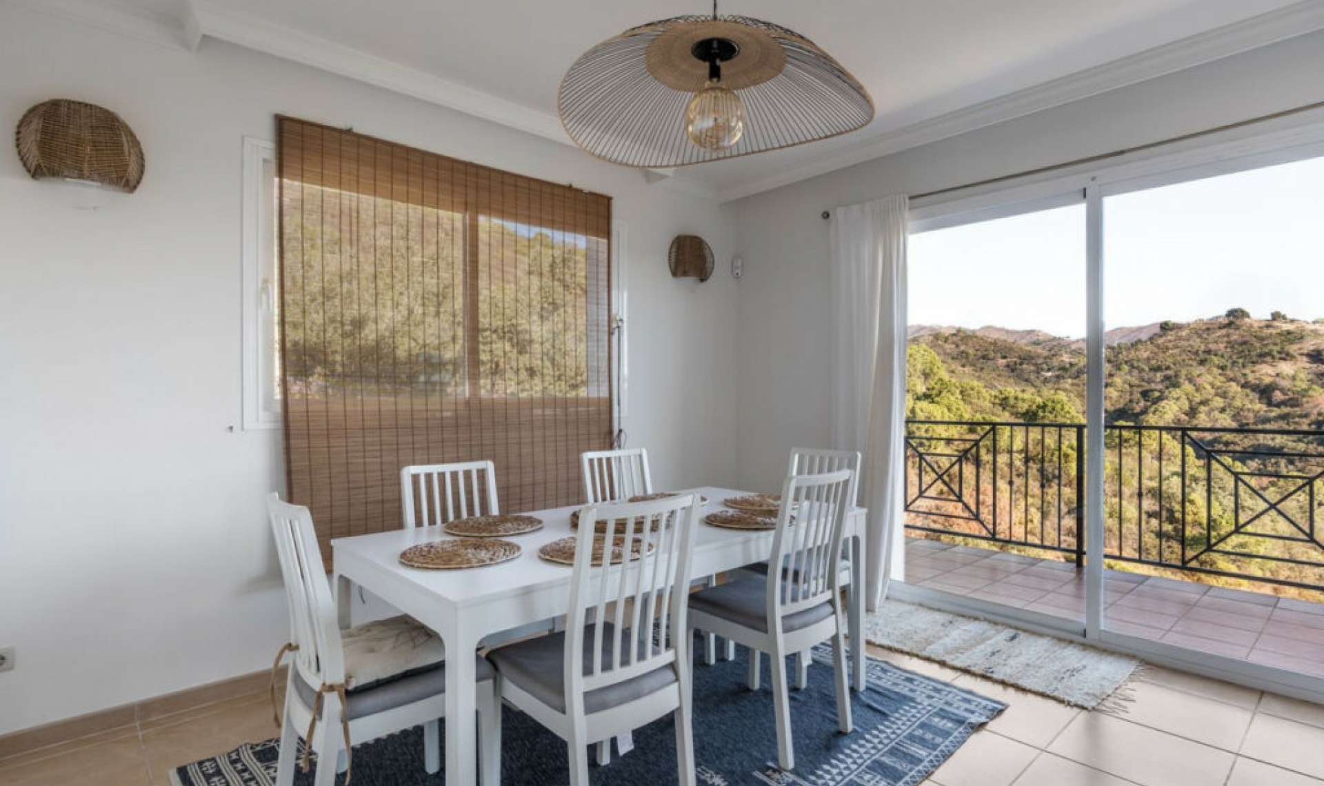 Resale - House -
Estepona