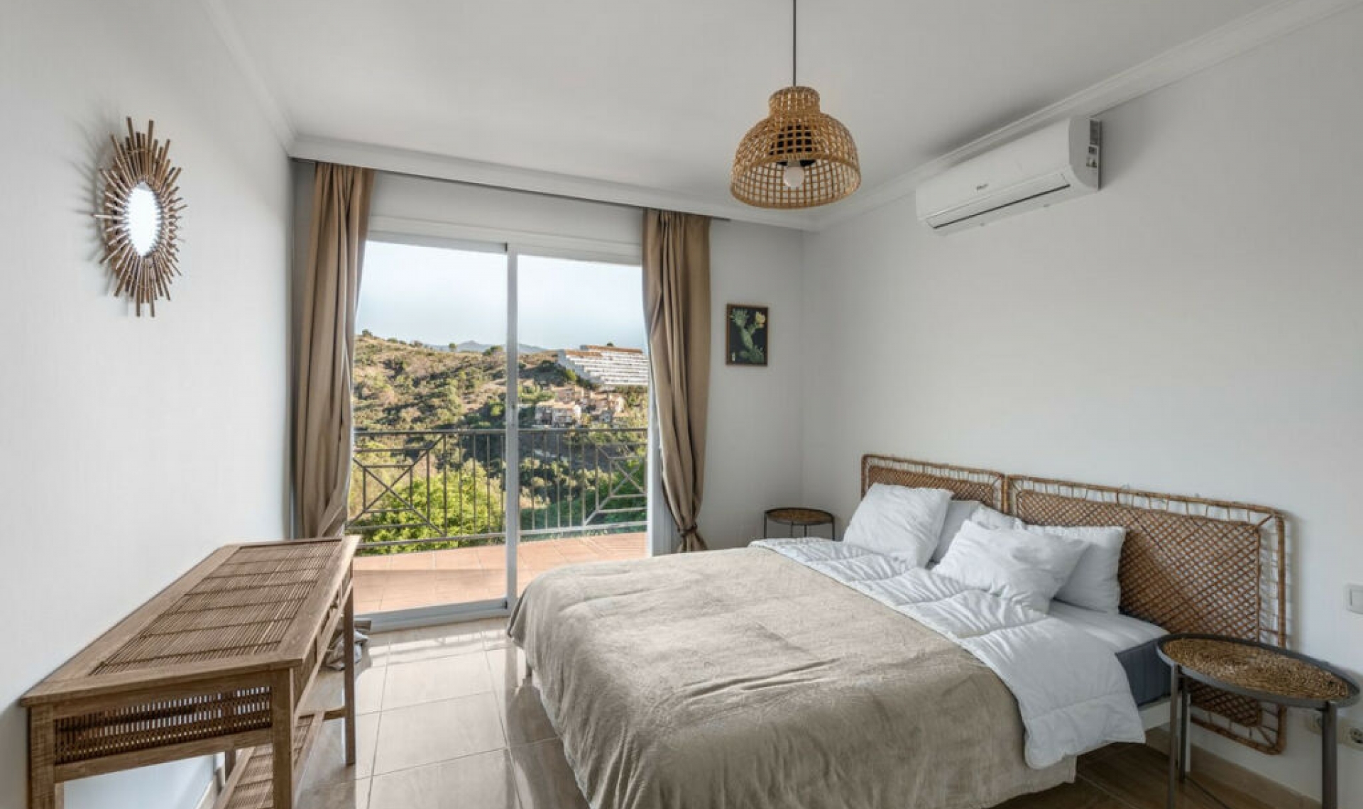 Resale - House -
Estepona