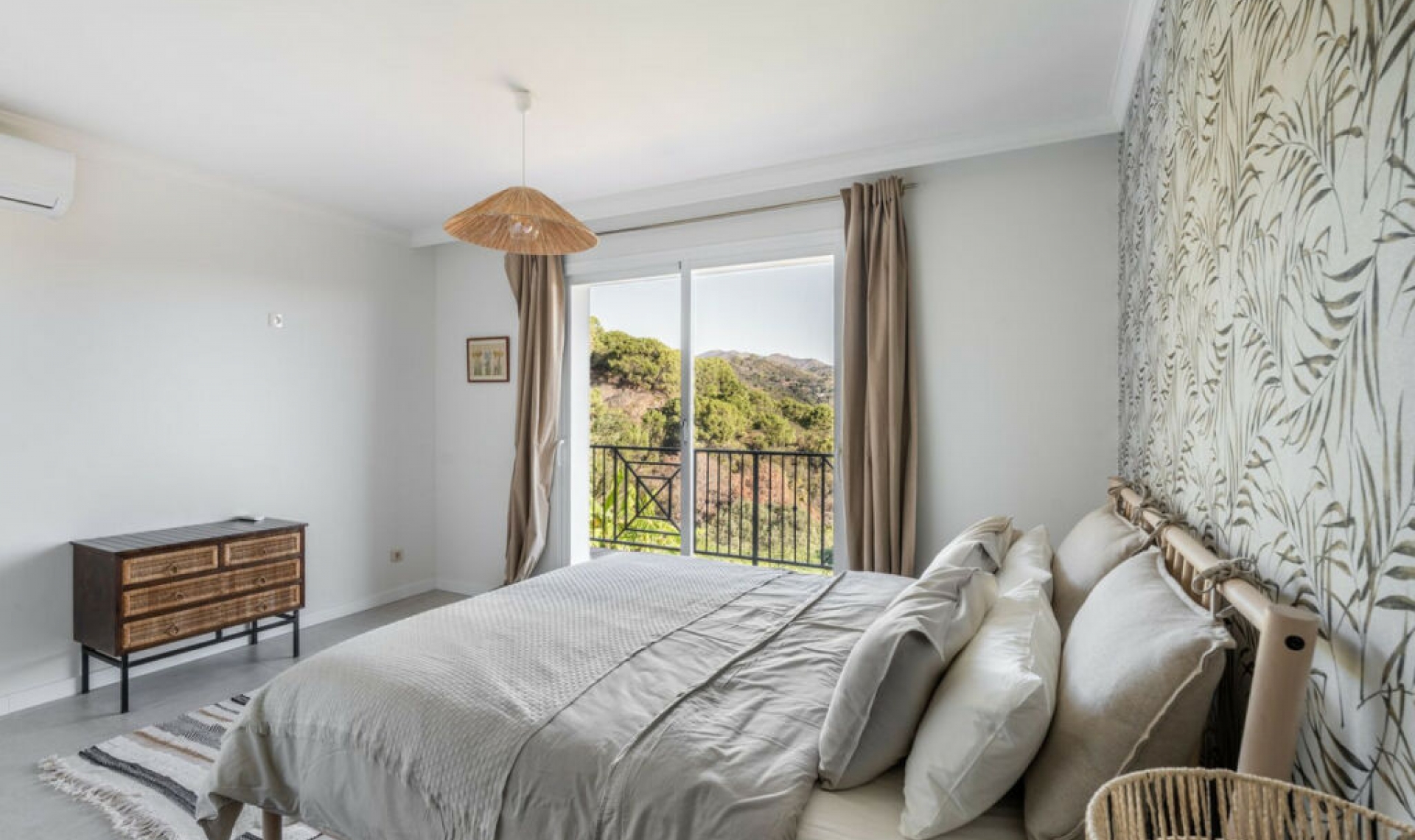 Resale - House -
Estepona