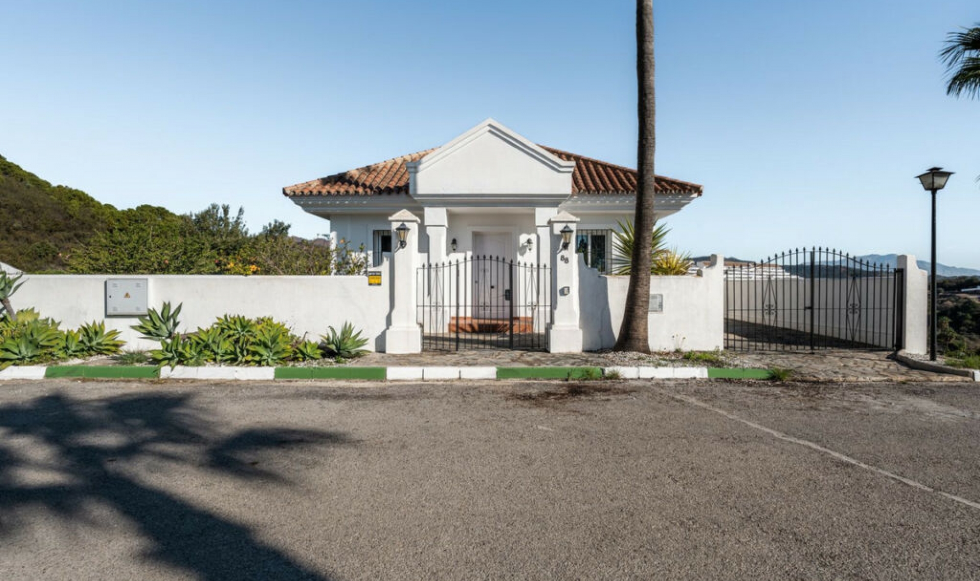 Resale - House -
Estepona