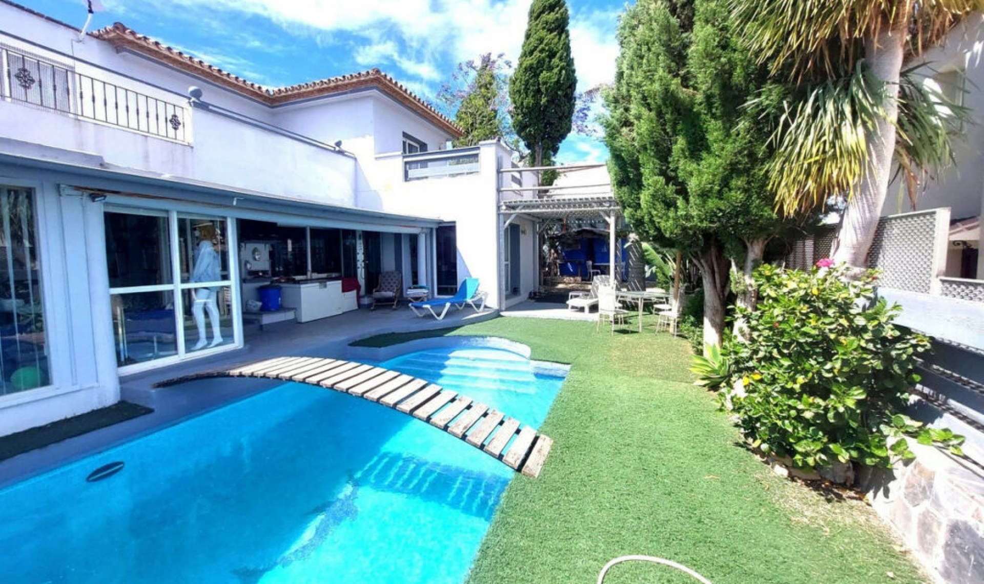 Resale - House -
Estepona