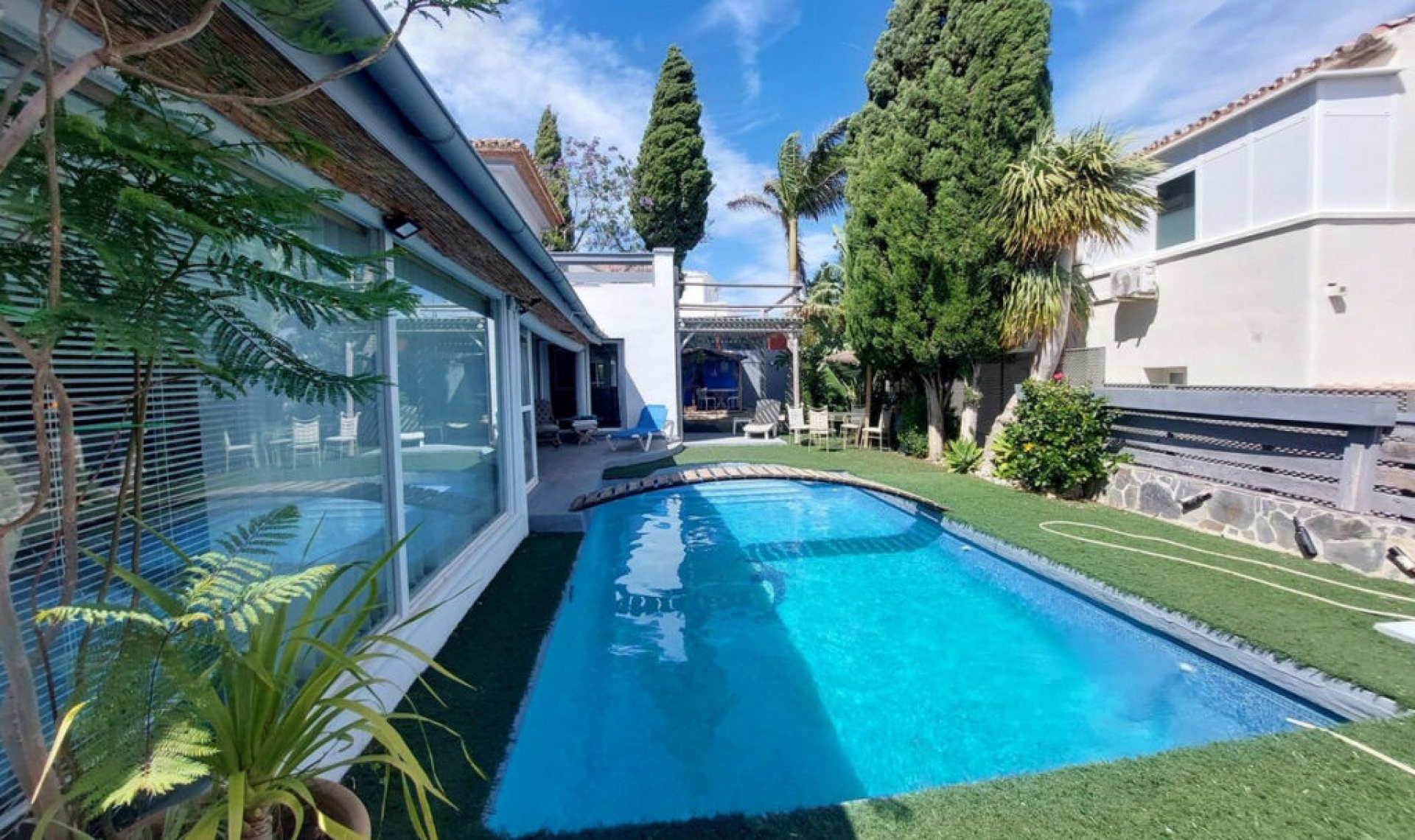 Resale - House -
Estepona