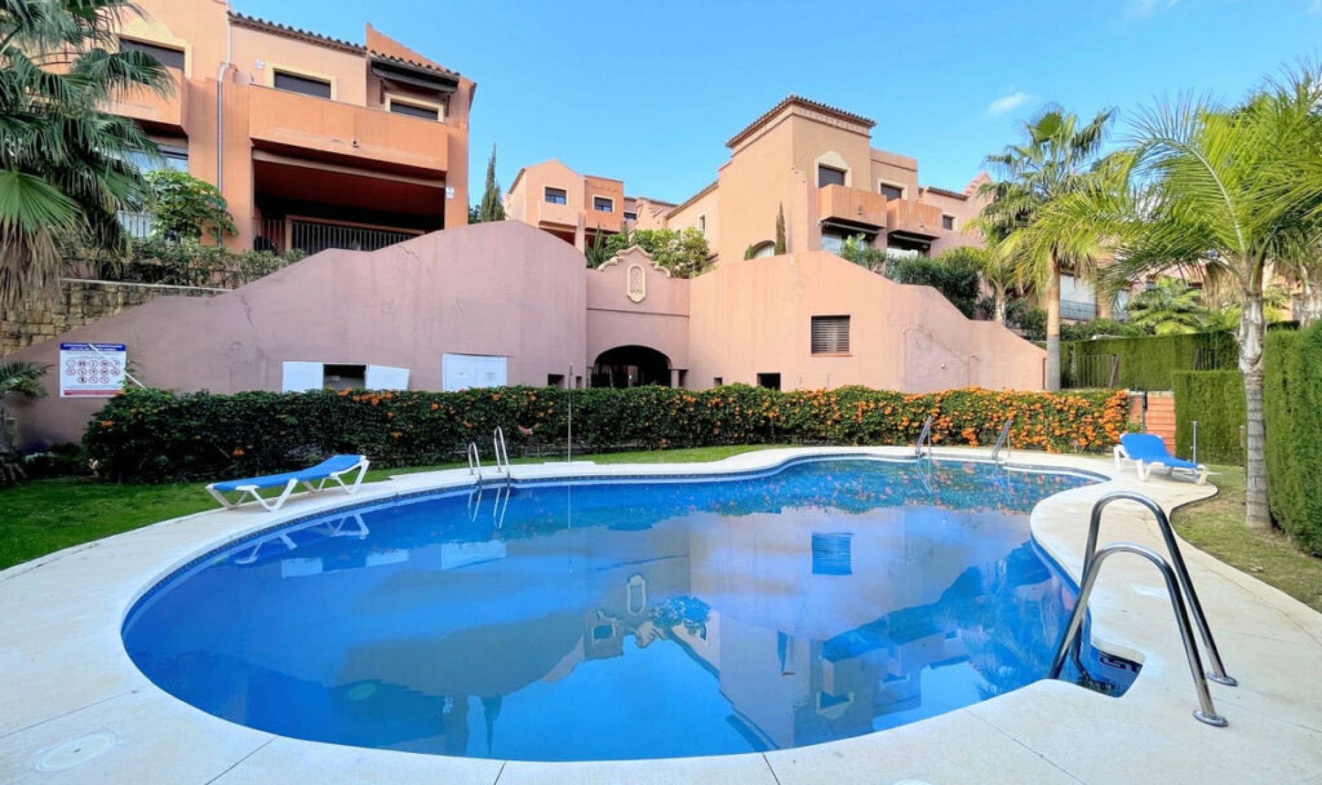 Resale - House -
Estepona