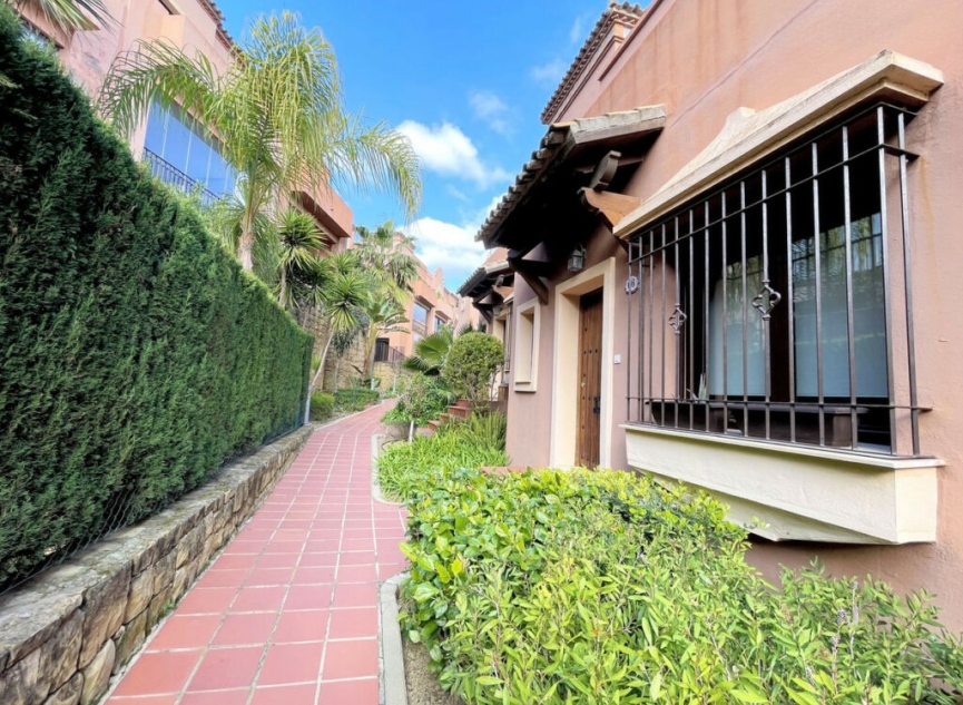 Resale - House -
Estepona