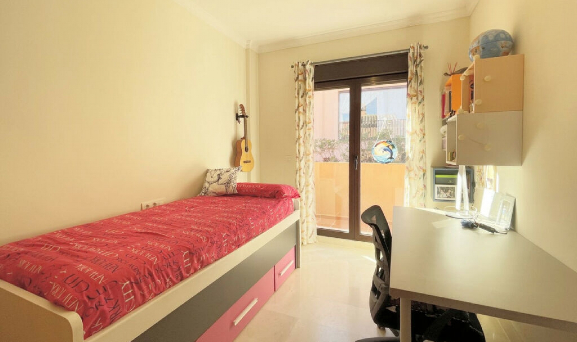 Resale - House -
Estepona