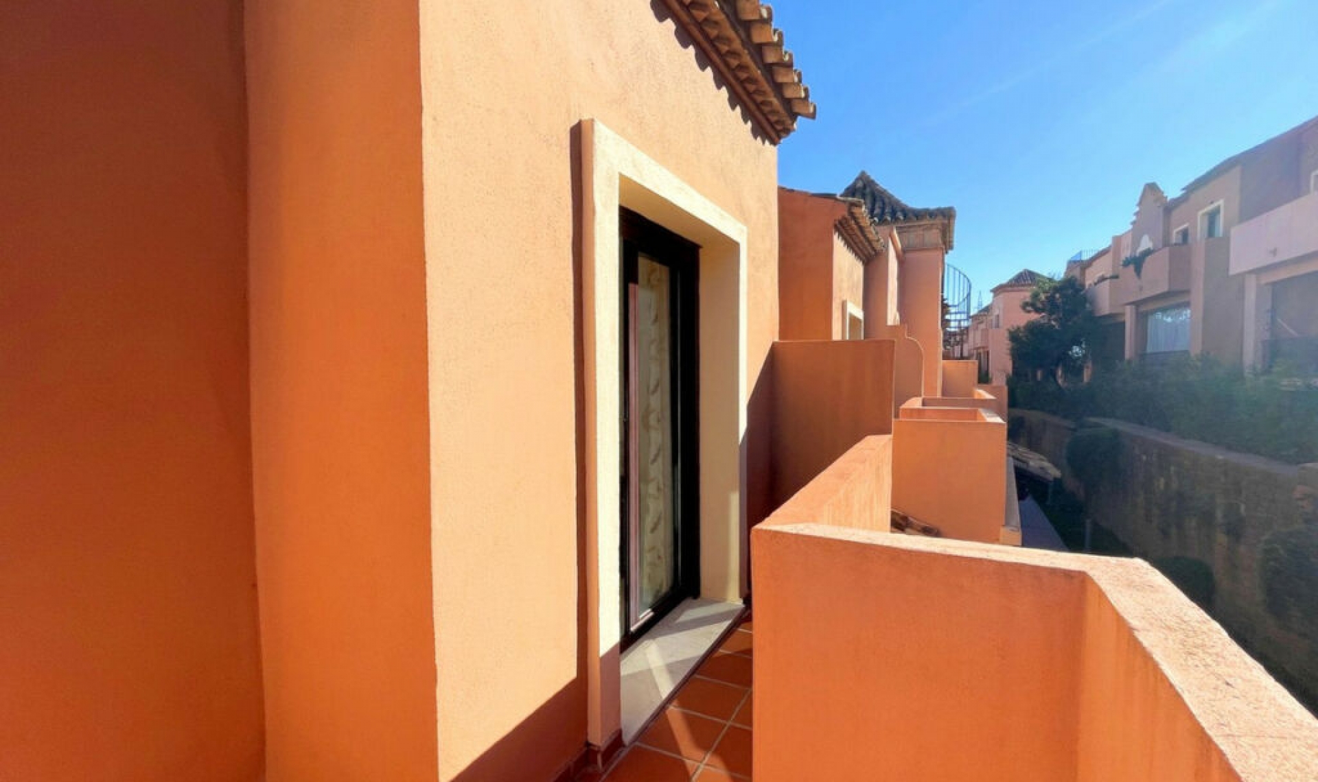 Resale - House -
Estepona