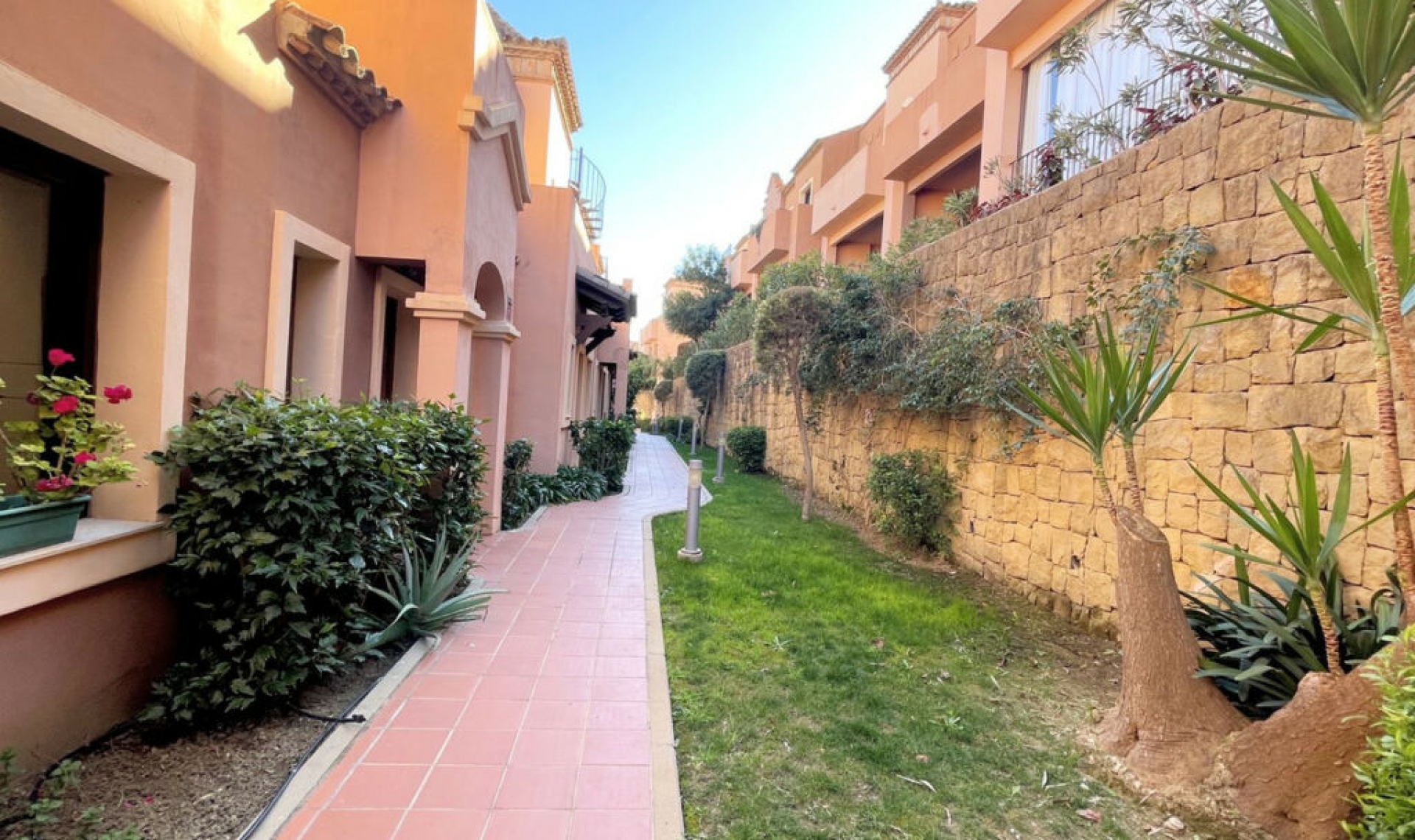 Resale - House -
Estepona