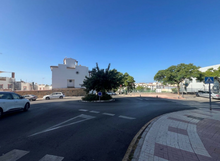 Resale - House -
Estepona