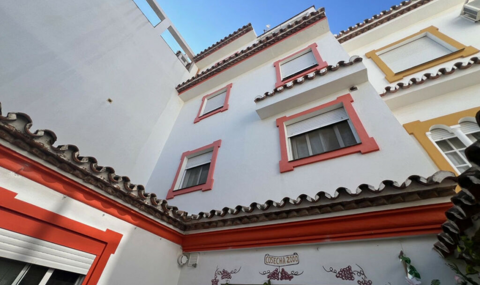 Resale - House -
Estepona