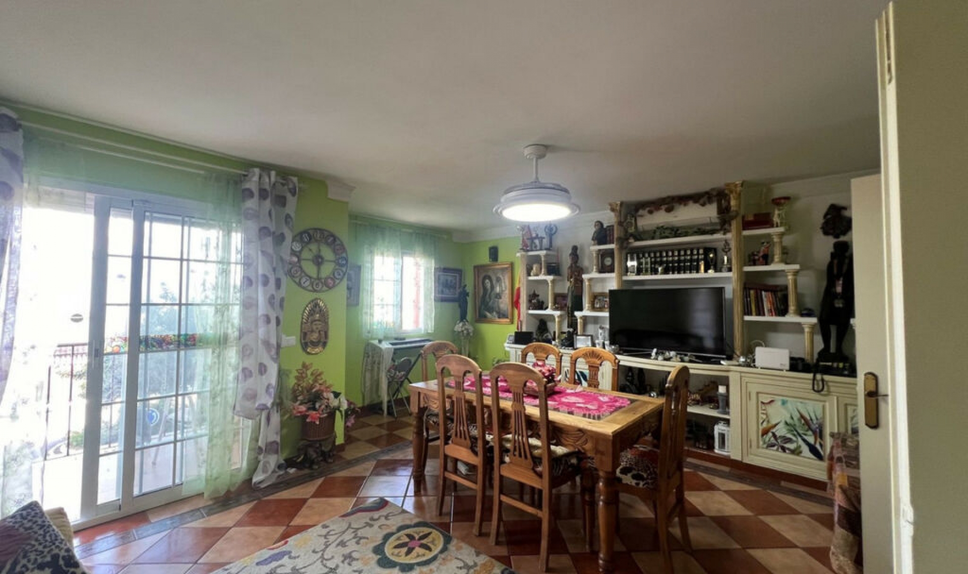 Resale - House -
Estepona