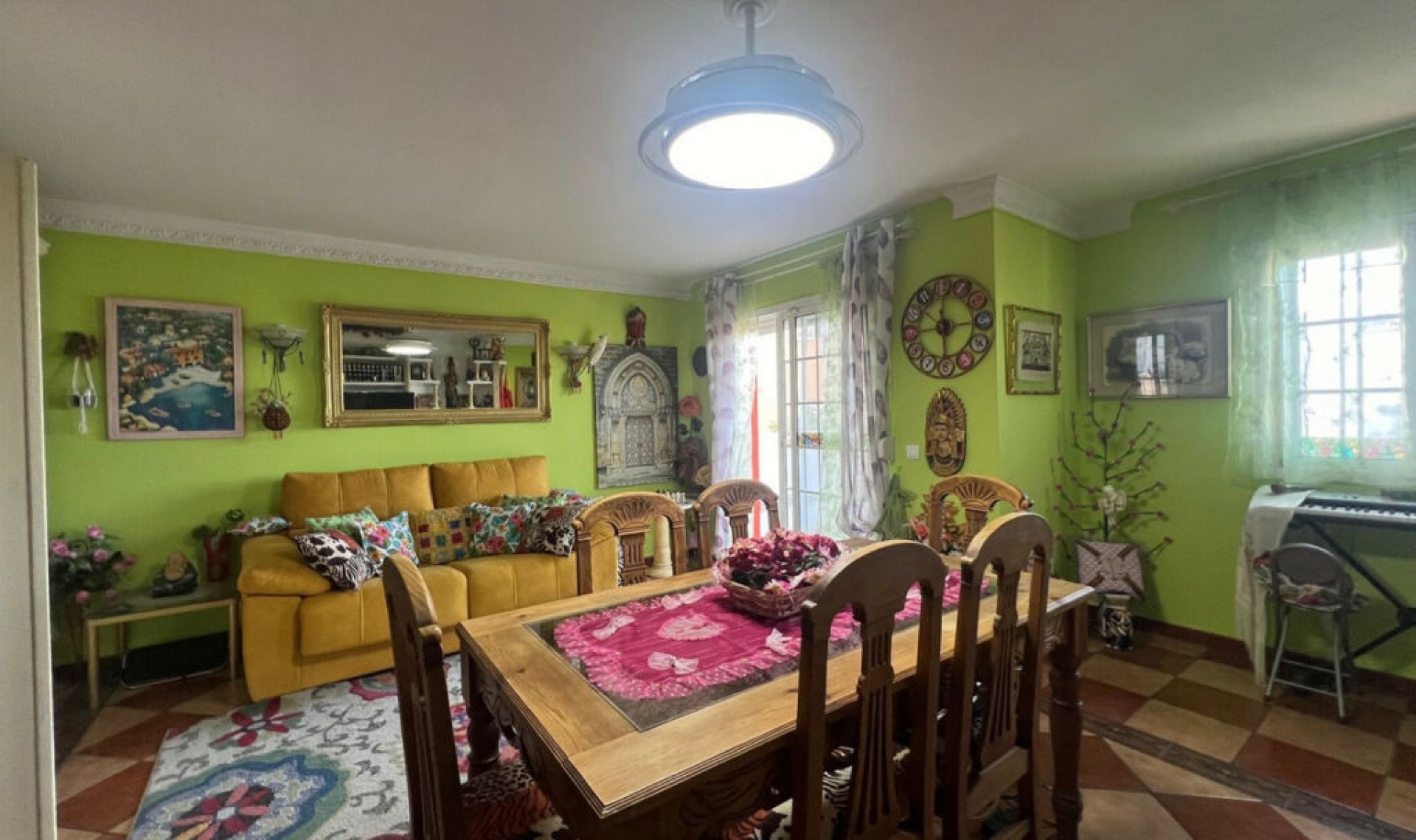 Resale - House -
Estepona
