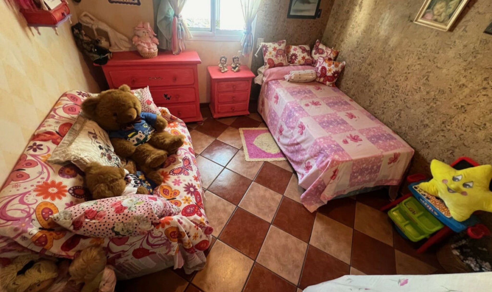 Resale - House -
Estepona