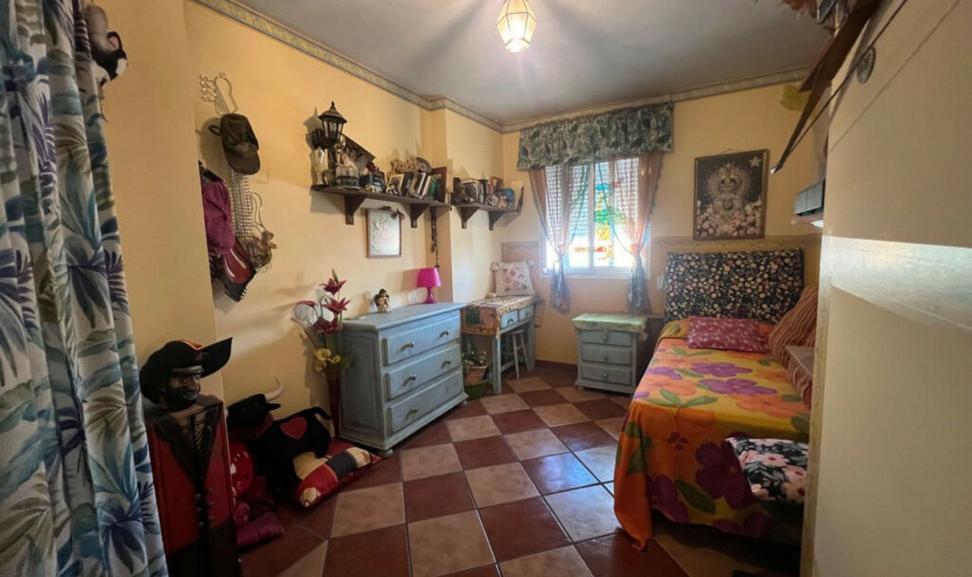 Resale - House -
Estepona