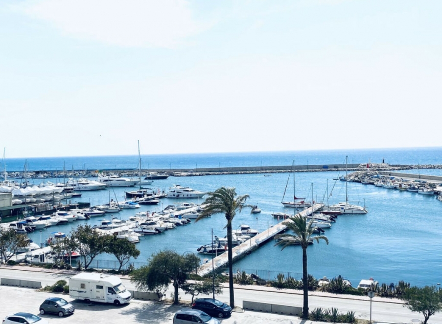 Resale - House -
Estepona