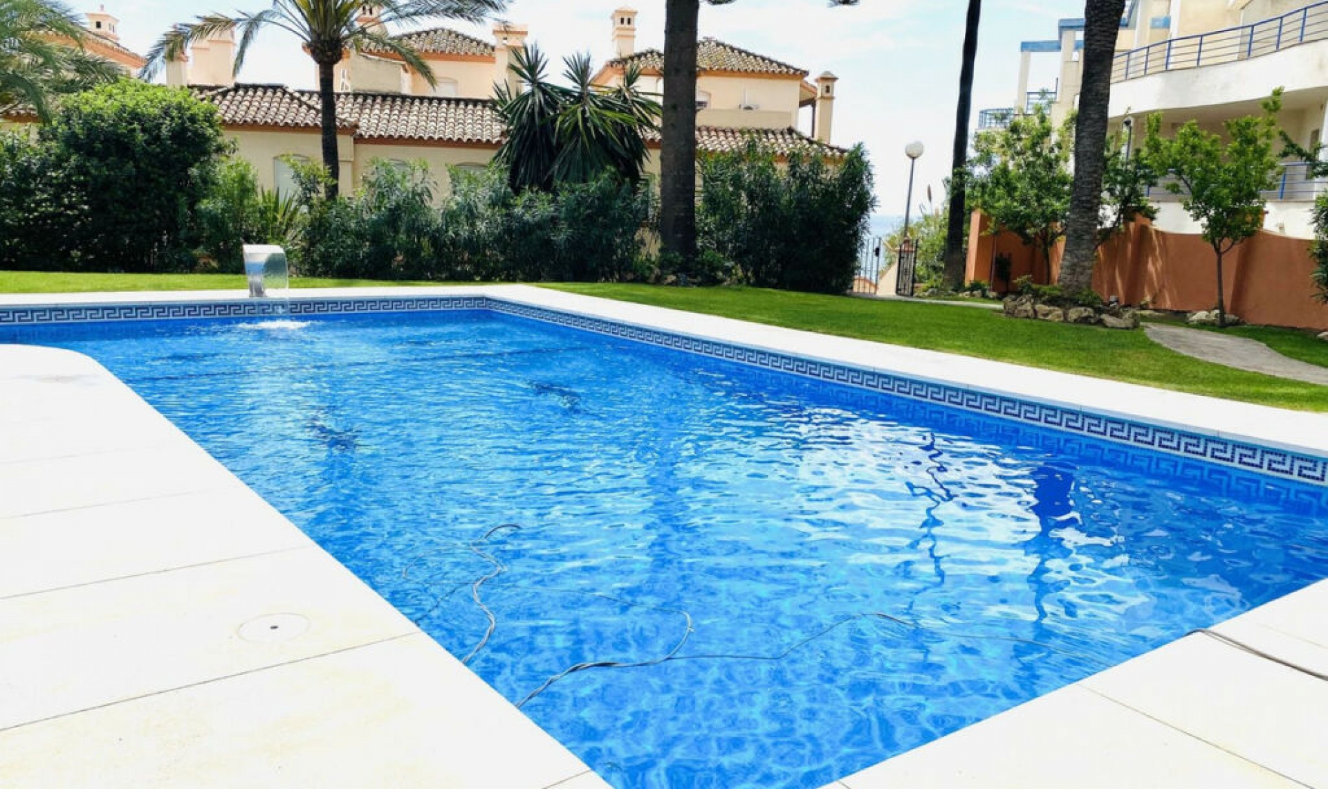Resale - House -
Estepona