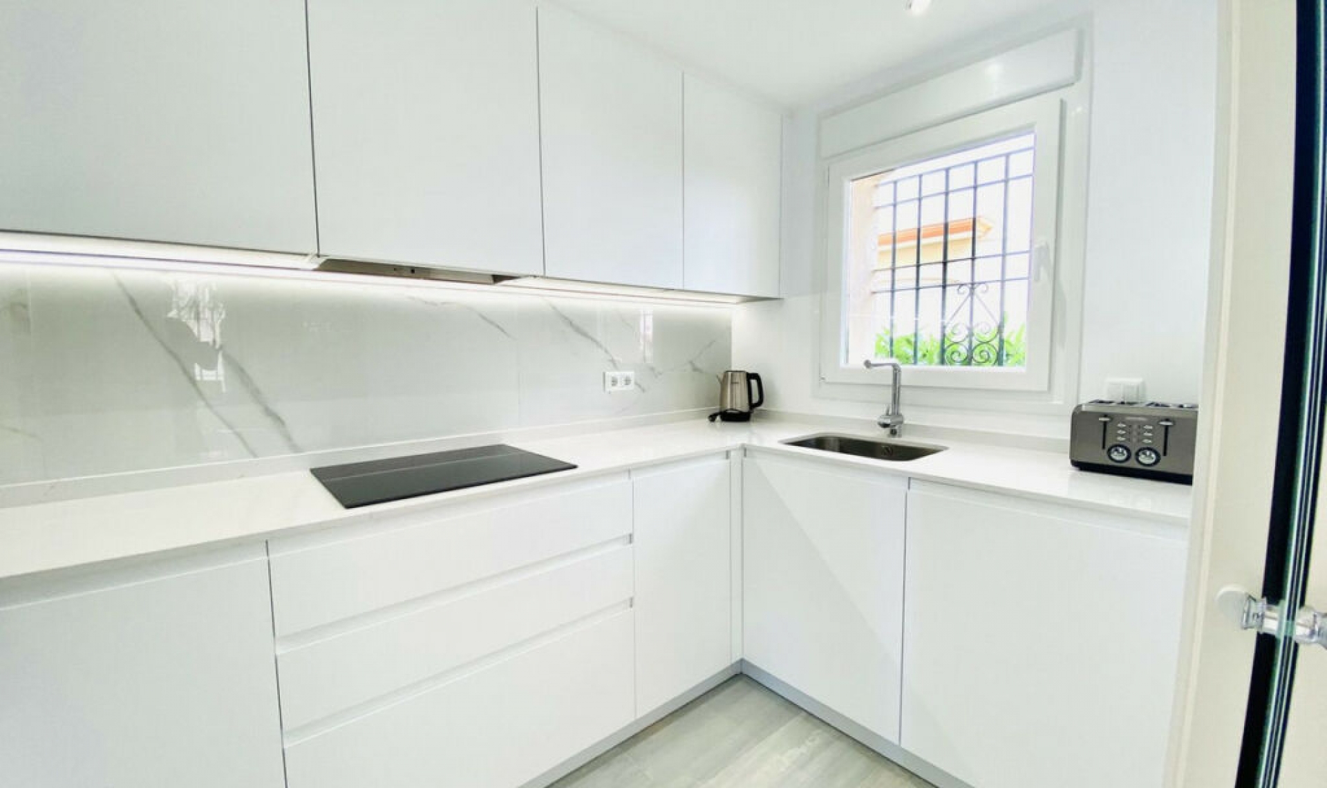 Resale - House -
Estepona