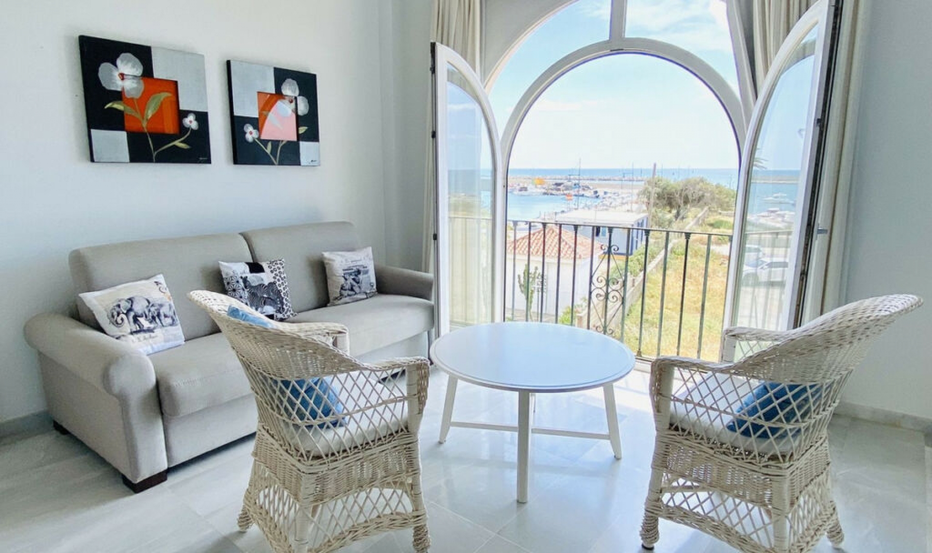 Resale - House -
Estepona