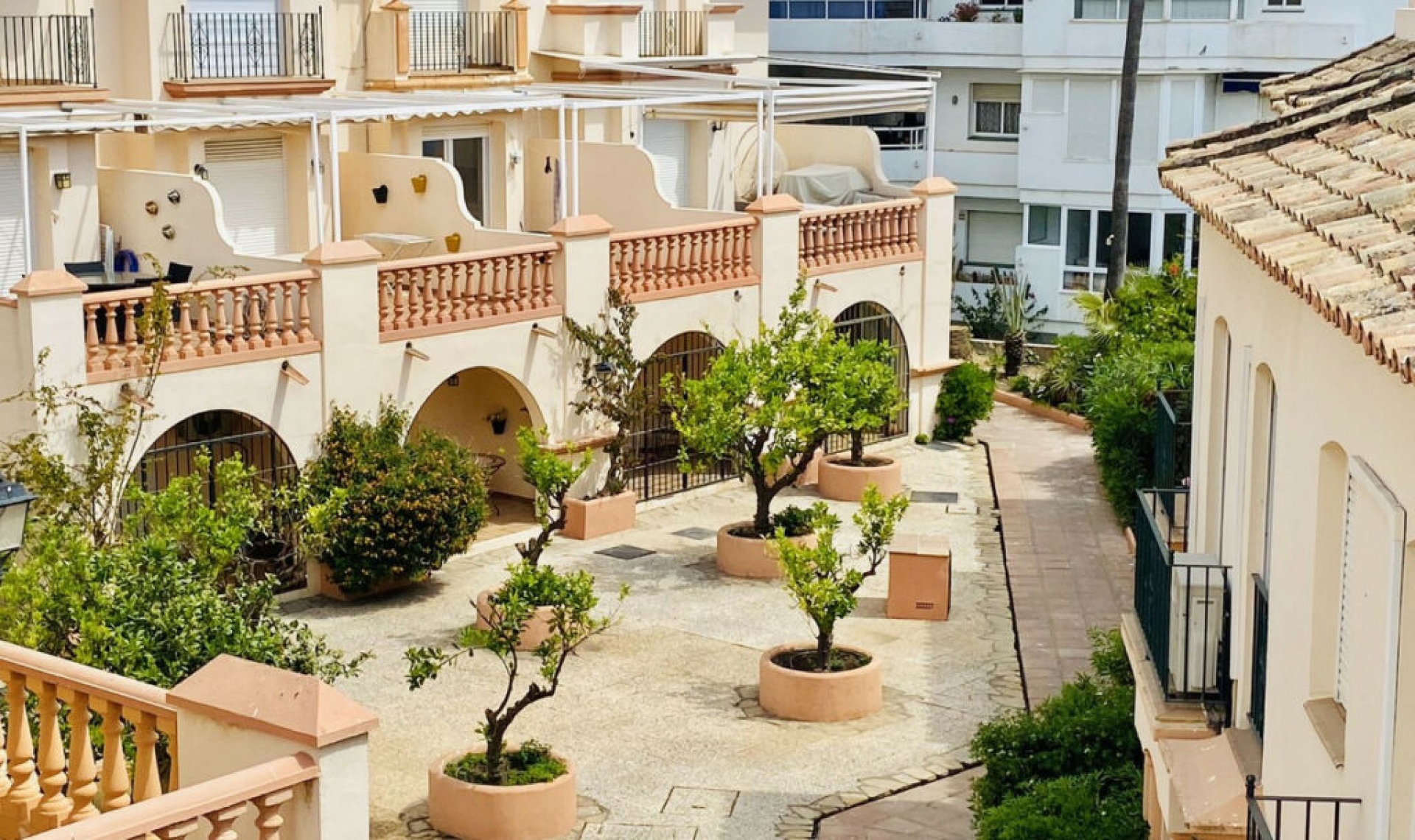 Resale - House -
Estepona