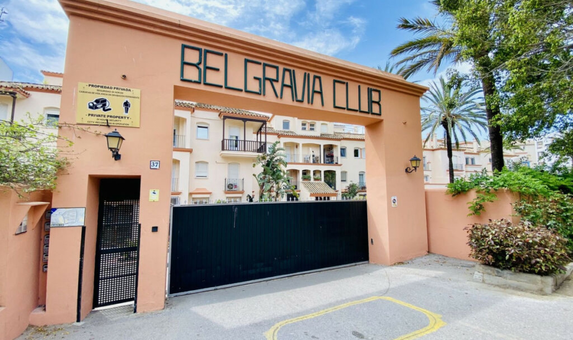 Resale - House -
Estepona