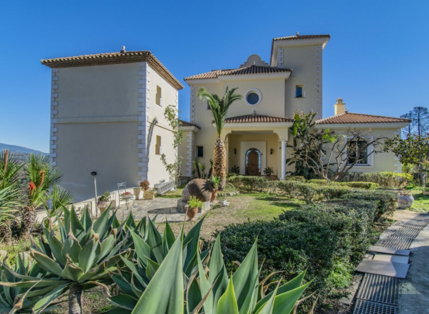 Resale - House -
Estepona