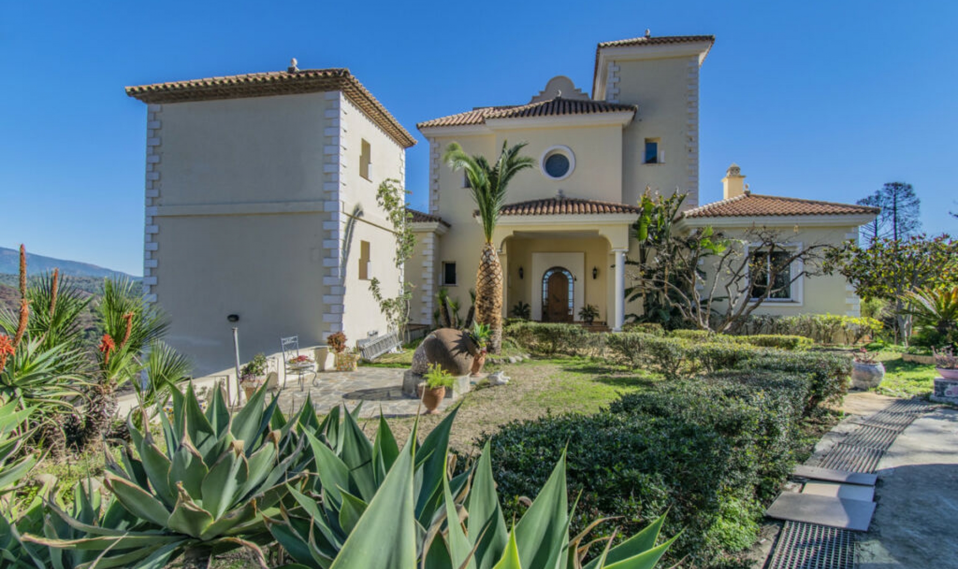 Resale - House -
Estepona