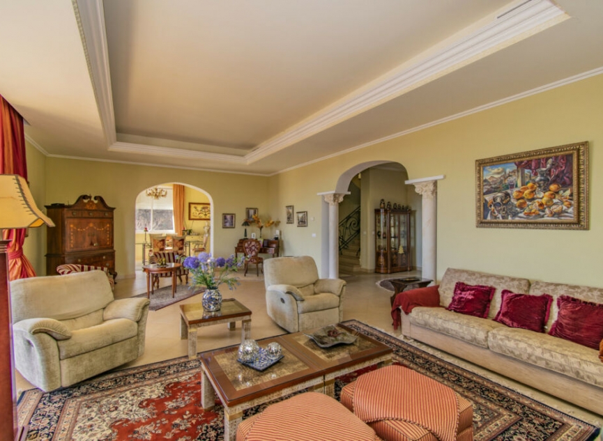 Resale - House -
Estepona