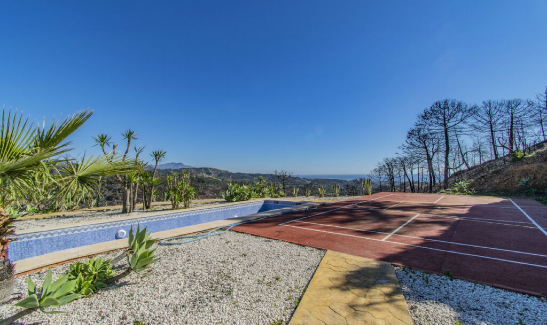 Resale - House -
Estepona