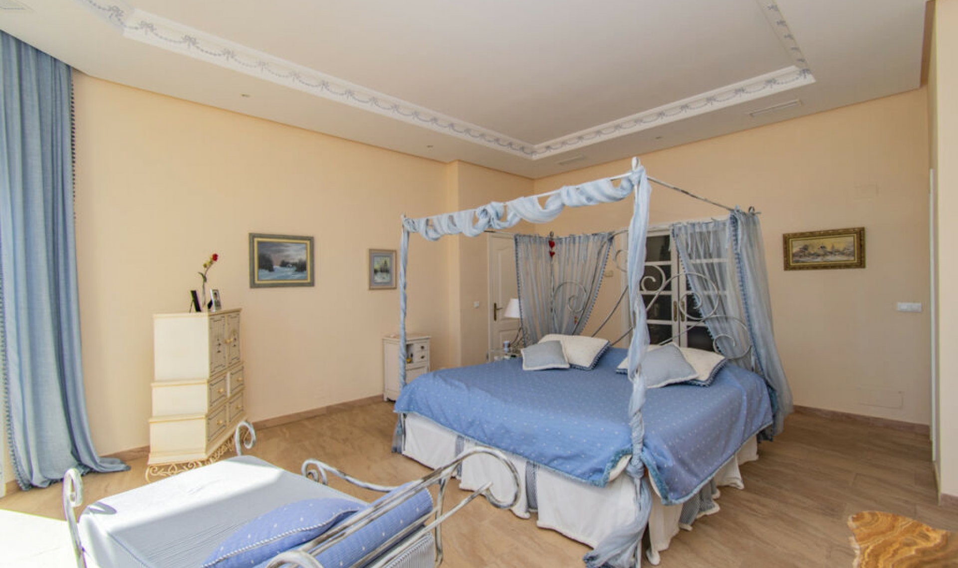 Resale - House -
Estepona