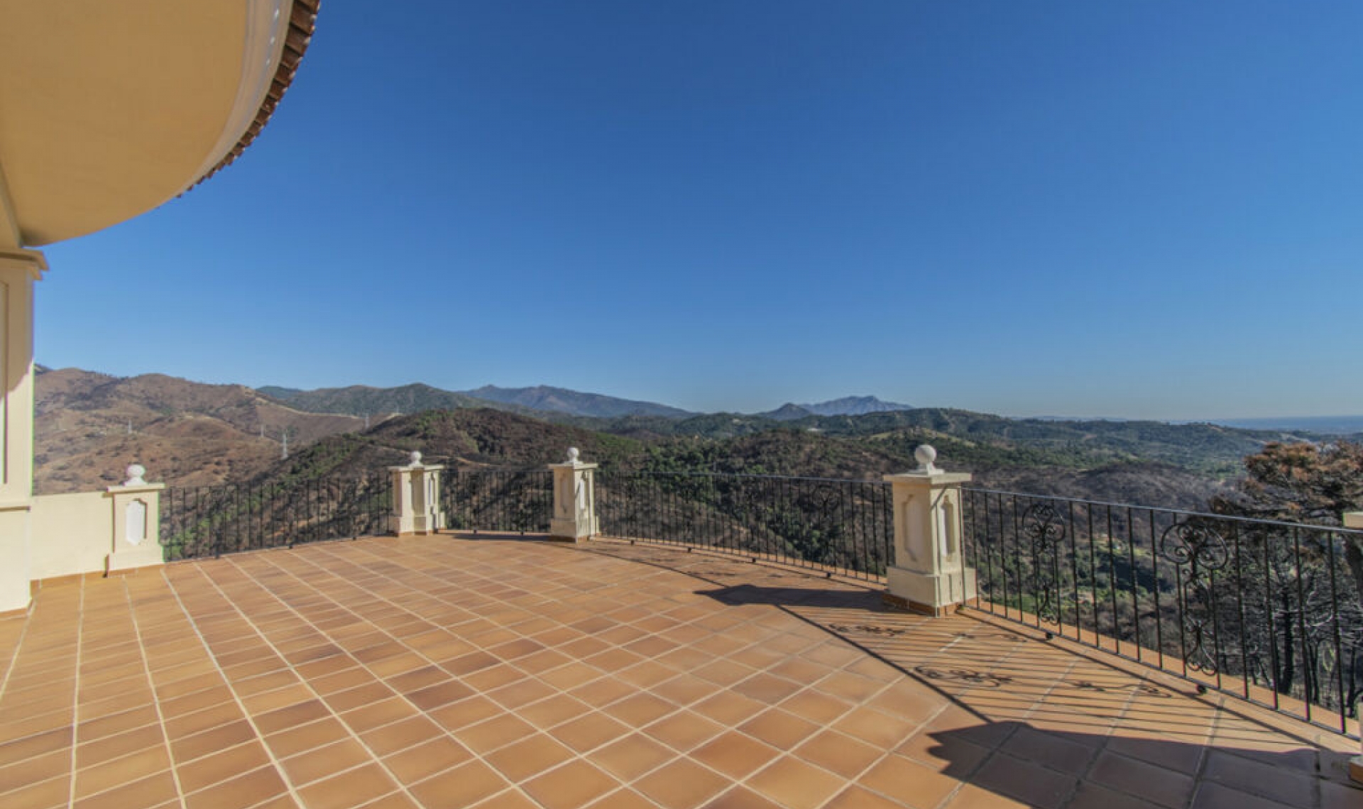 Resale - House -
Estepona