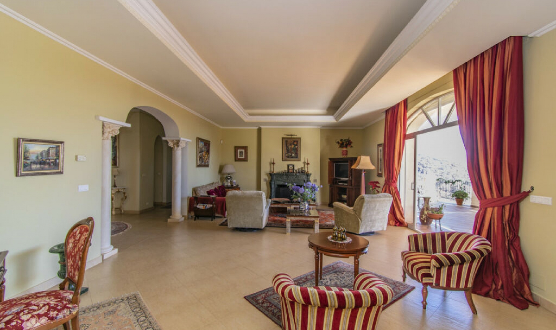 Resale - House -
Estepona
