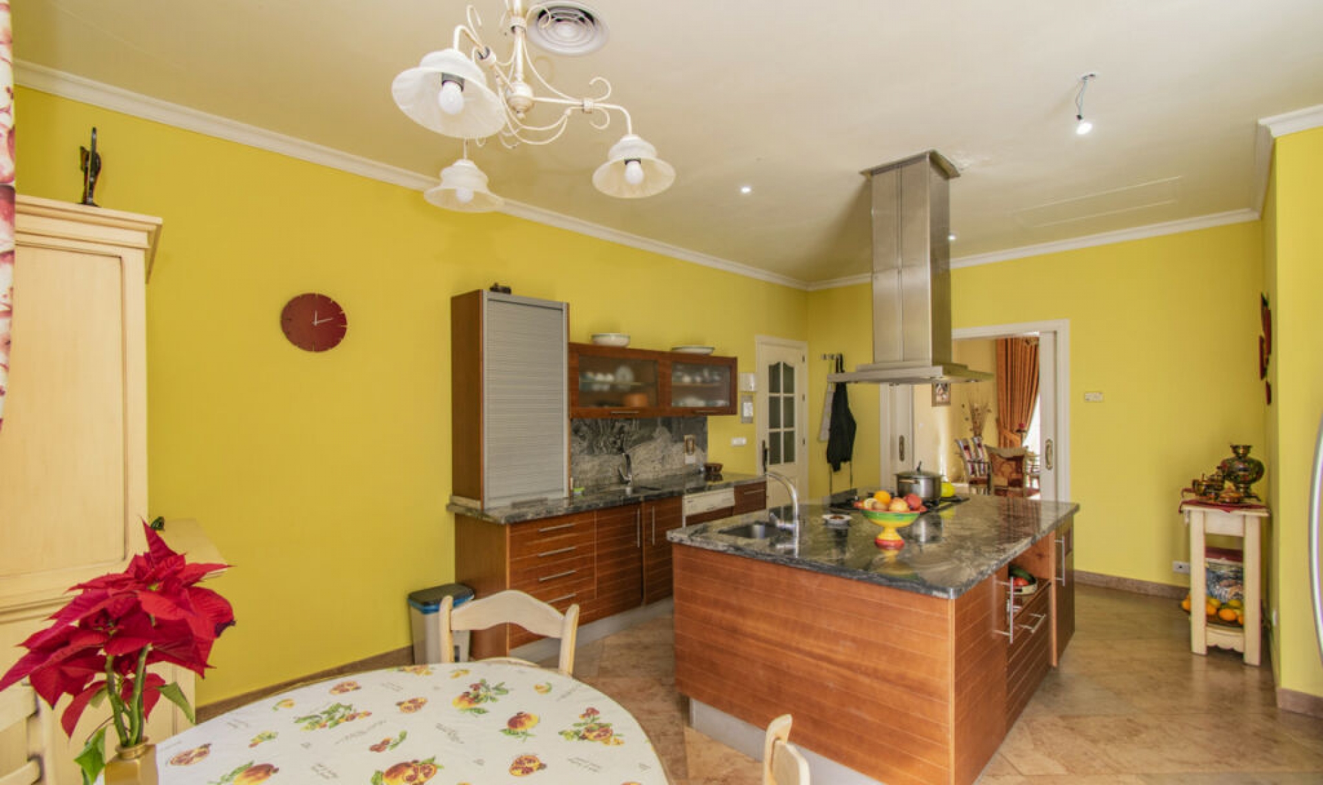 Resale - House -
Estepona