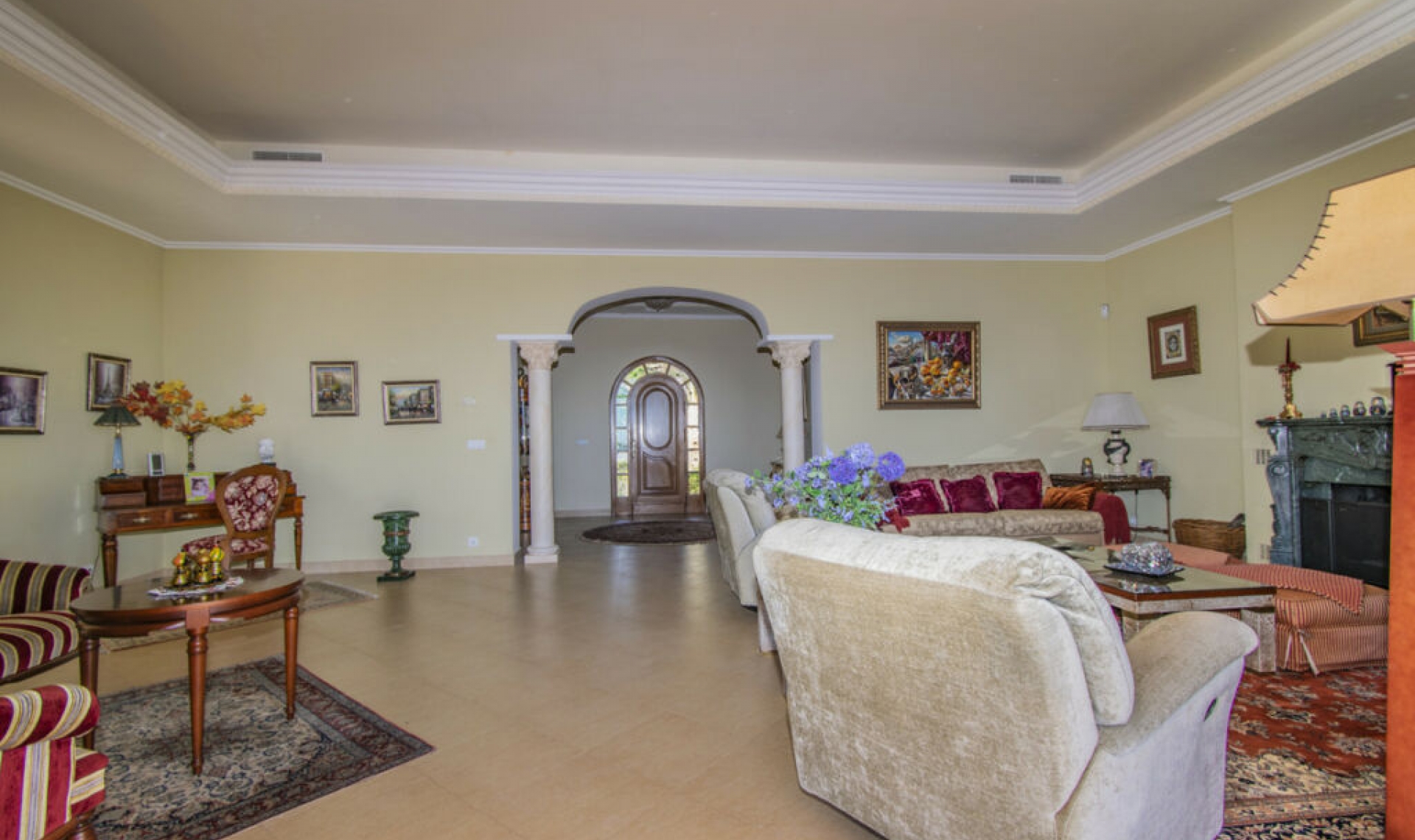 Resale - House -
Estepona