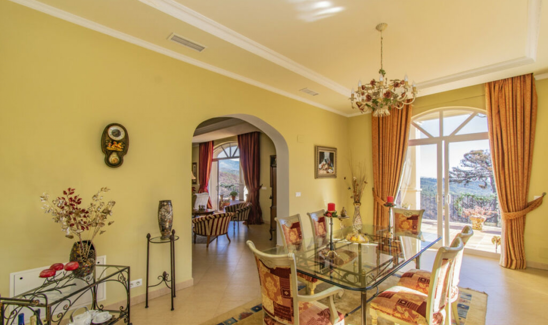 Resale - House -
Estepona