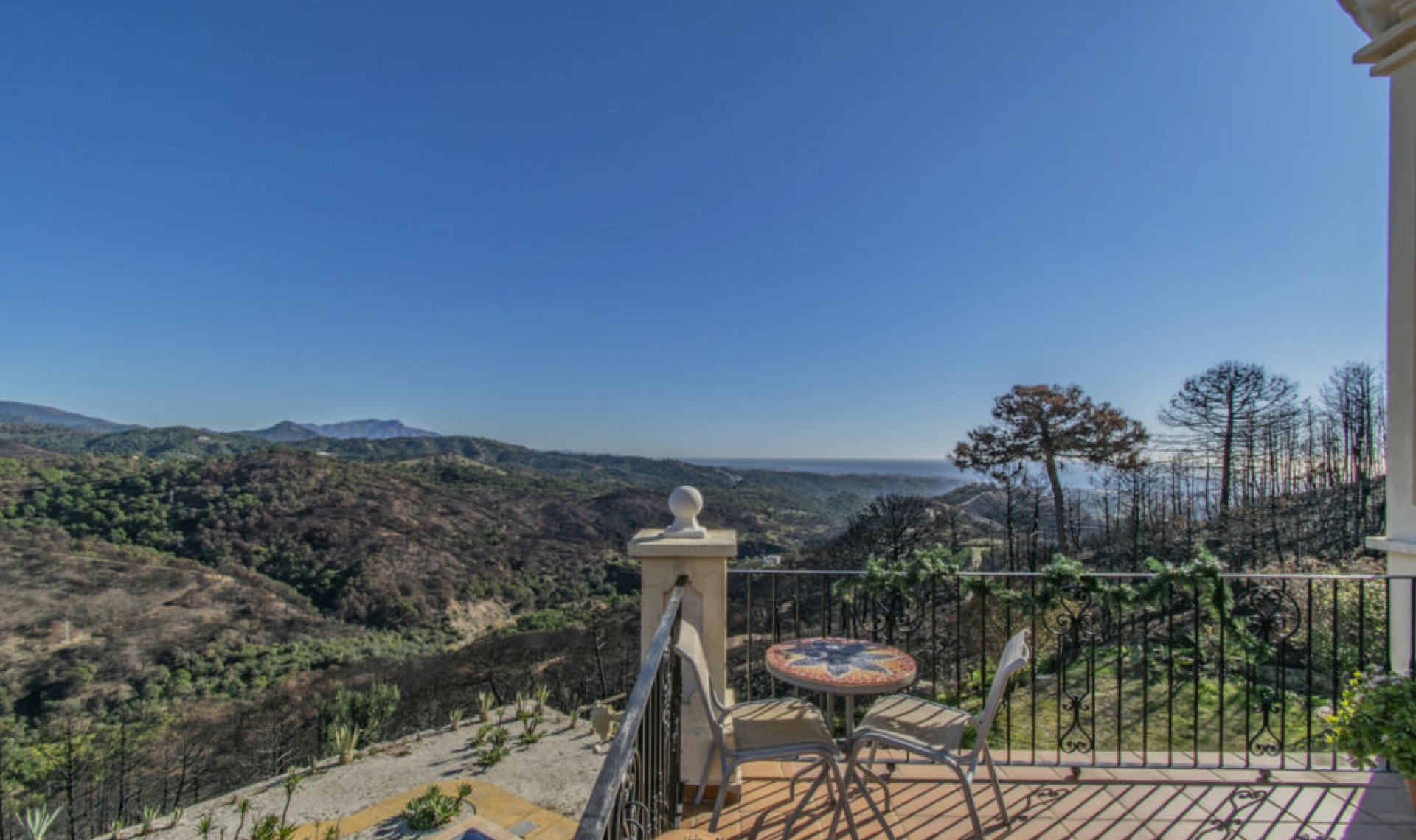 Resale - House -
Estepona