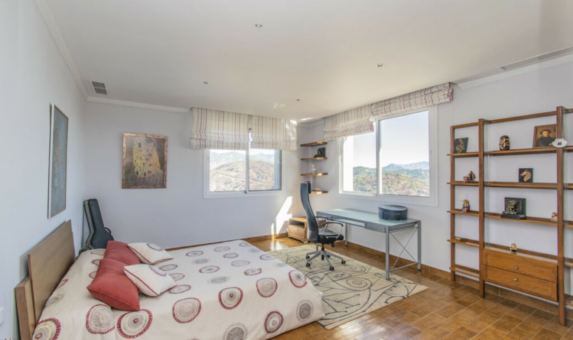 Resale - House -
Estepona