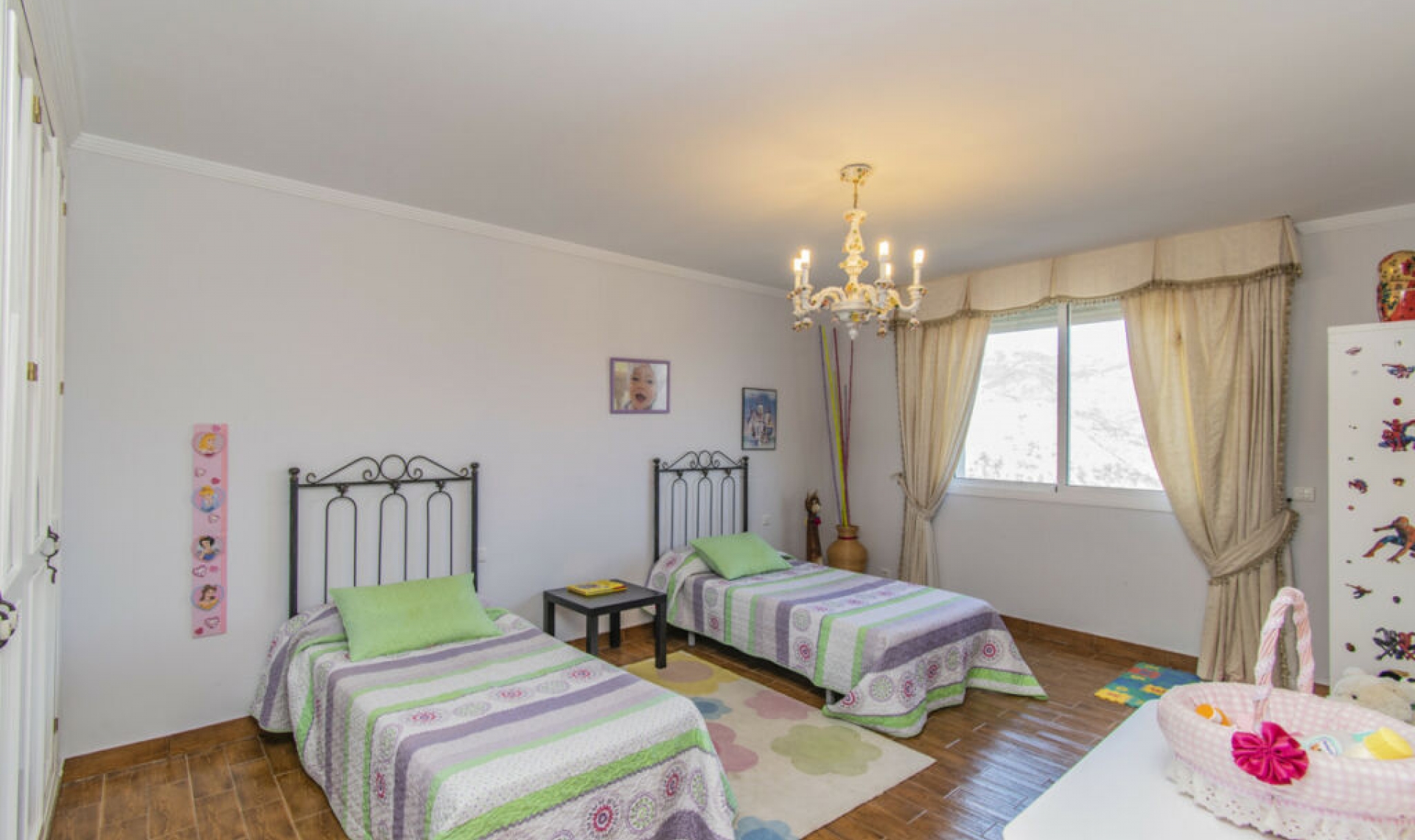 Resale - House -
Estepona