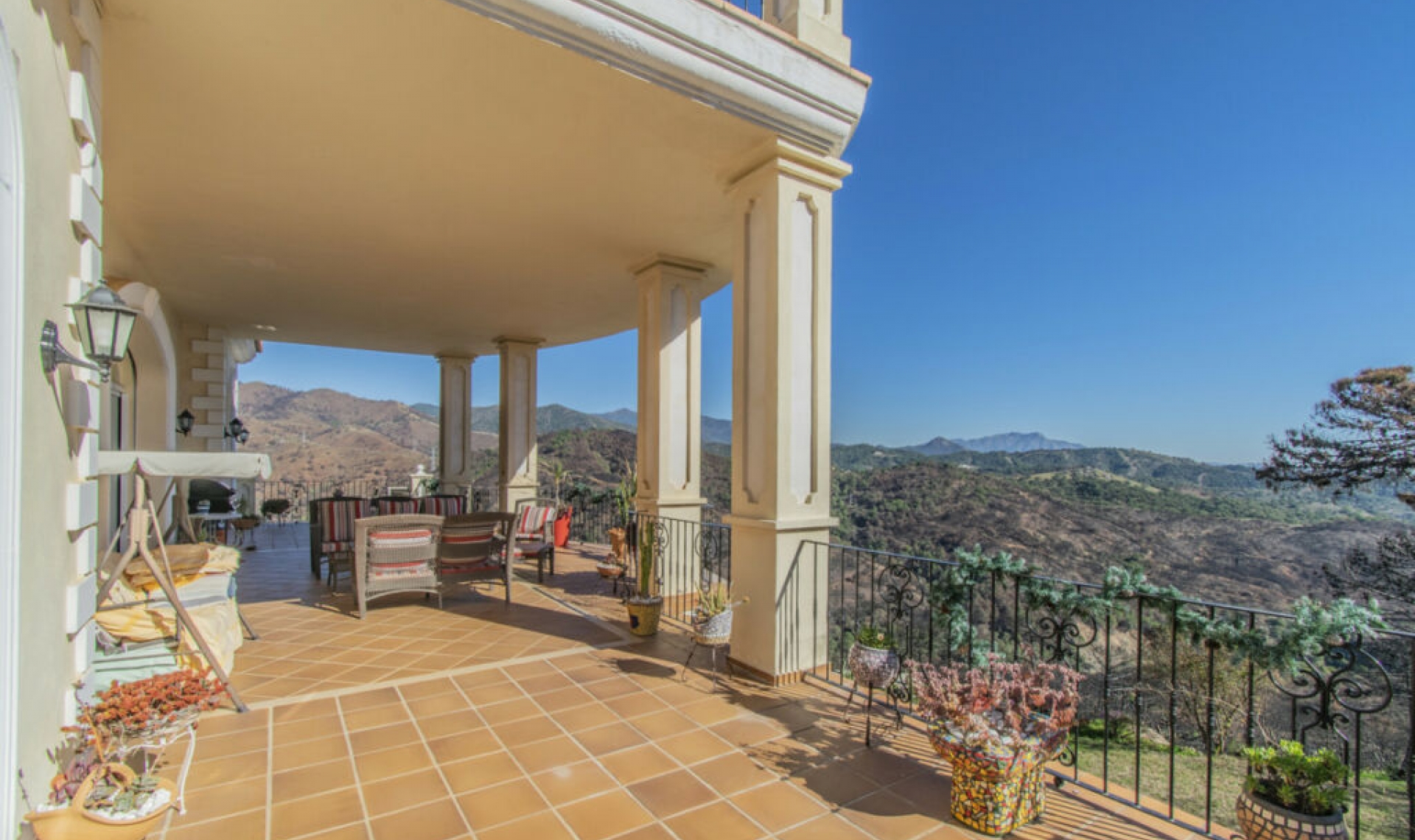 Resale - House -
Estepona