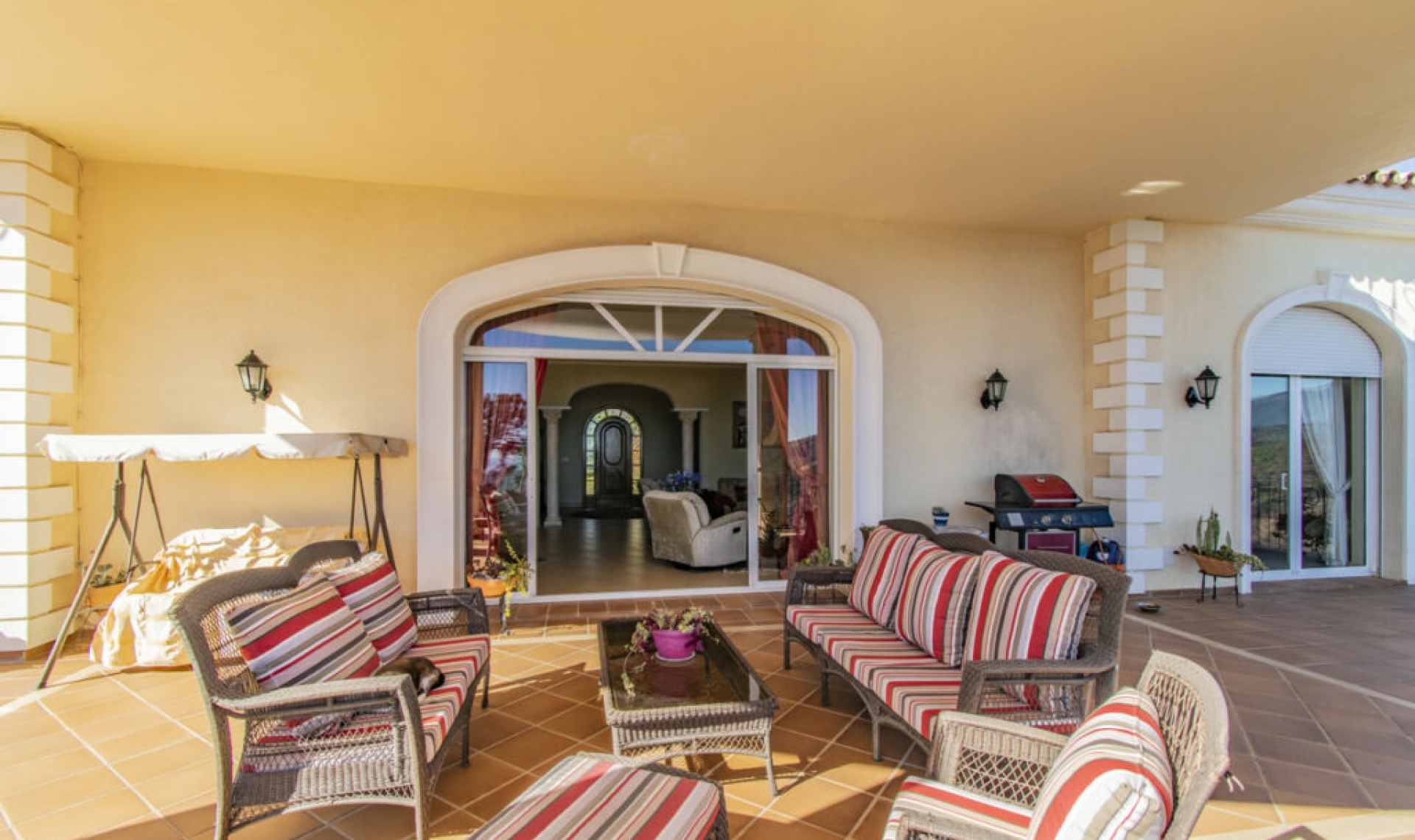 Resale - House -
Estepona