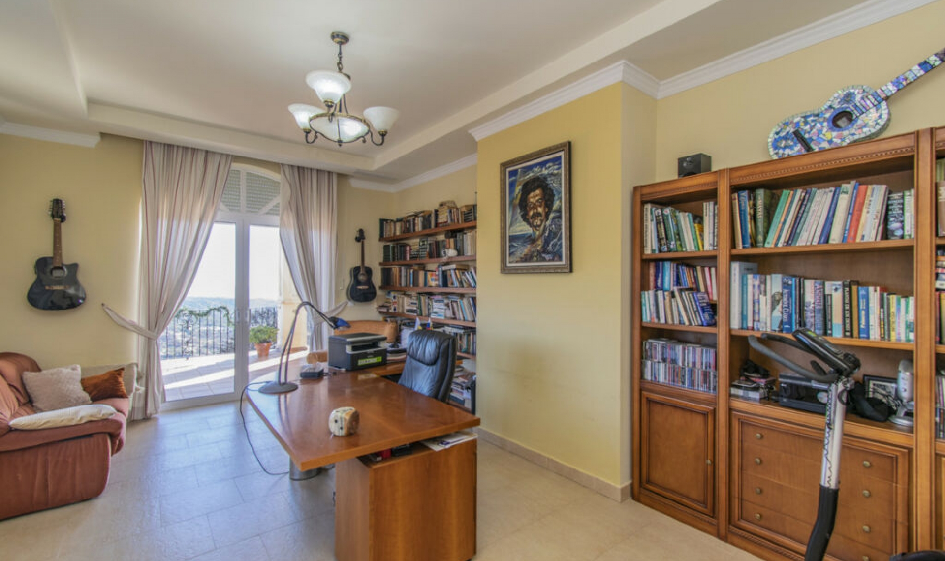 Resale - House -
Estepona