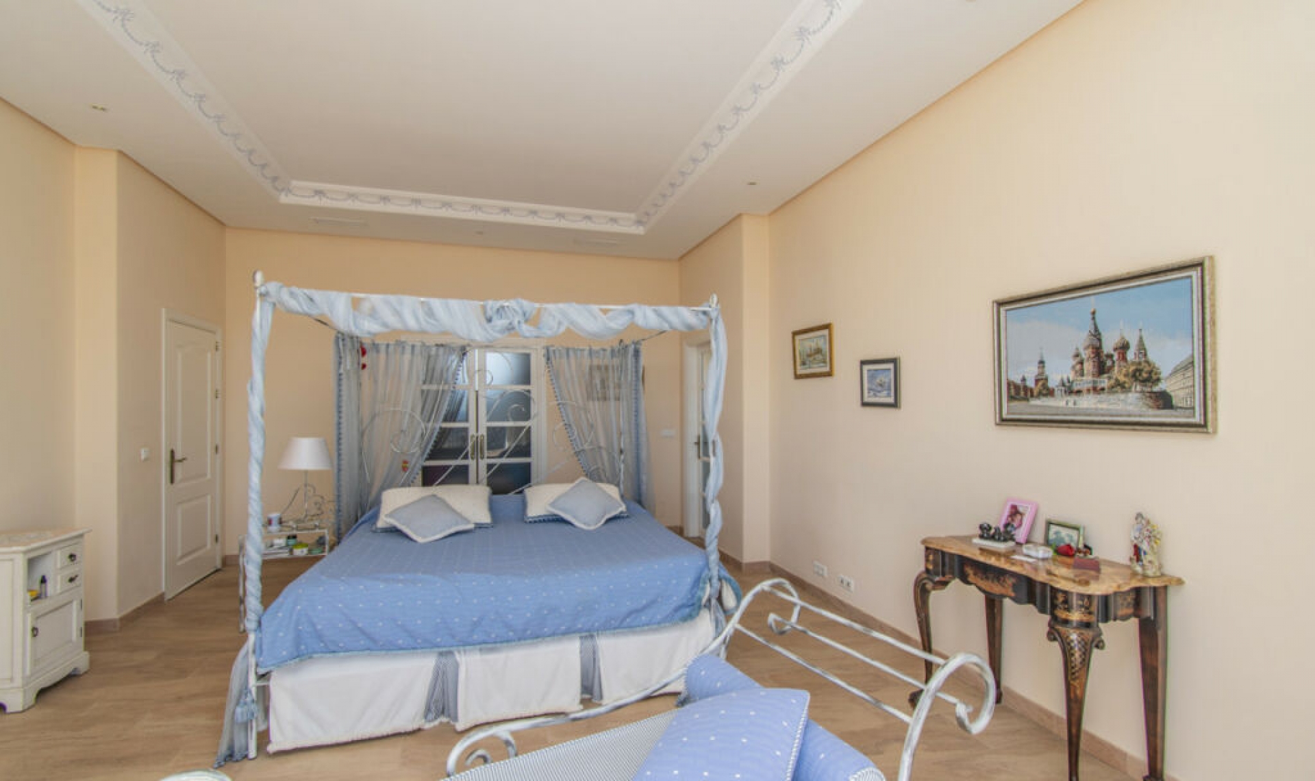 Resale - House -
Estepona