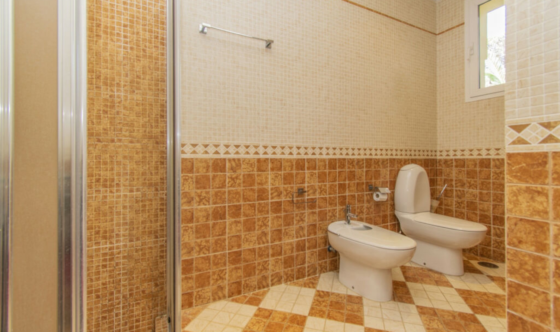 Resale - House -
Estepona