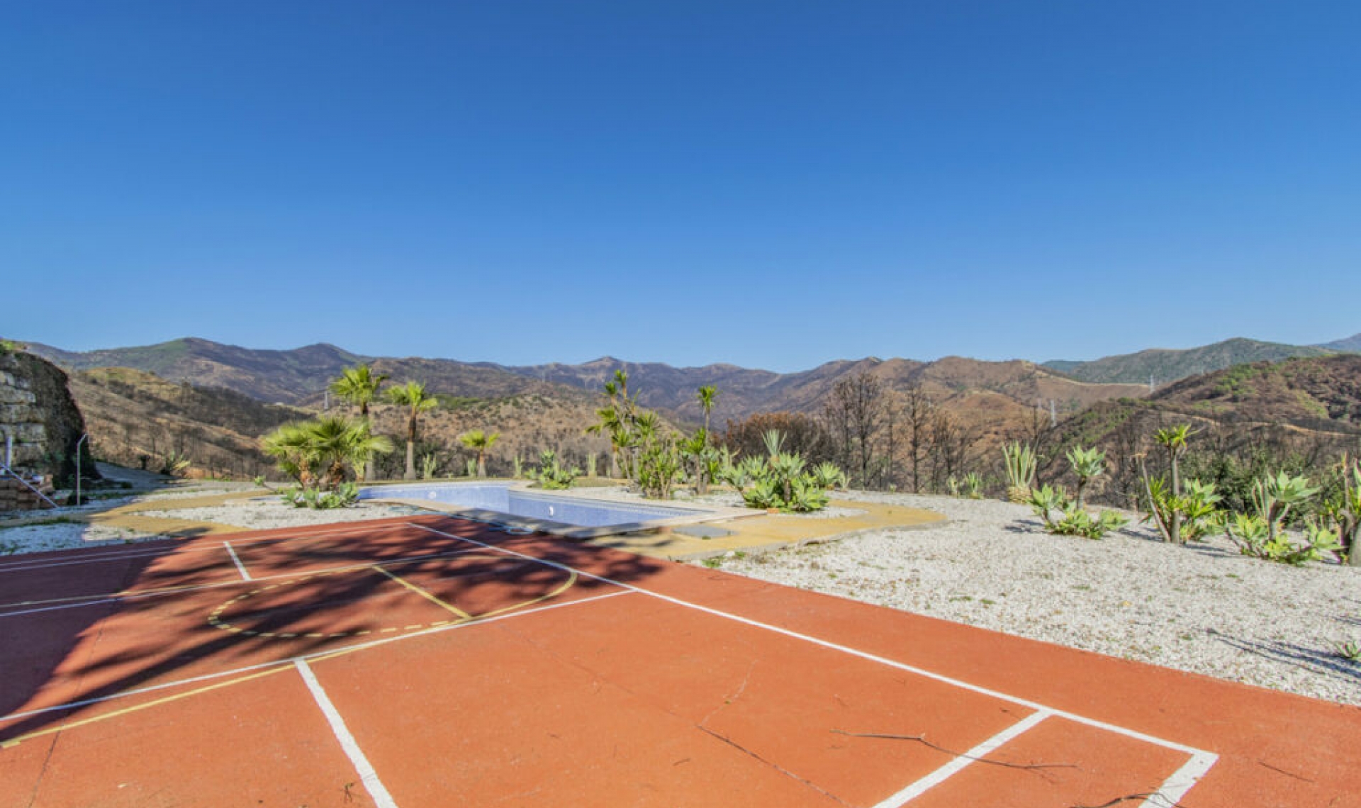 Resale - House -
Estepona