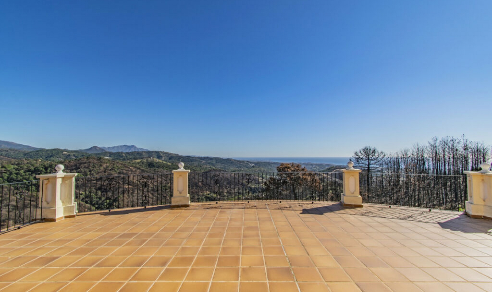 Resale - House -
Estepona